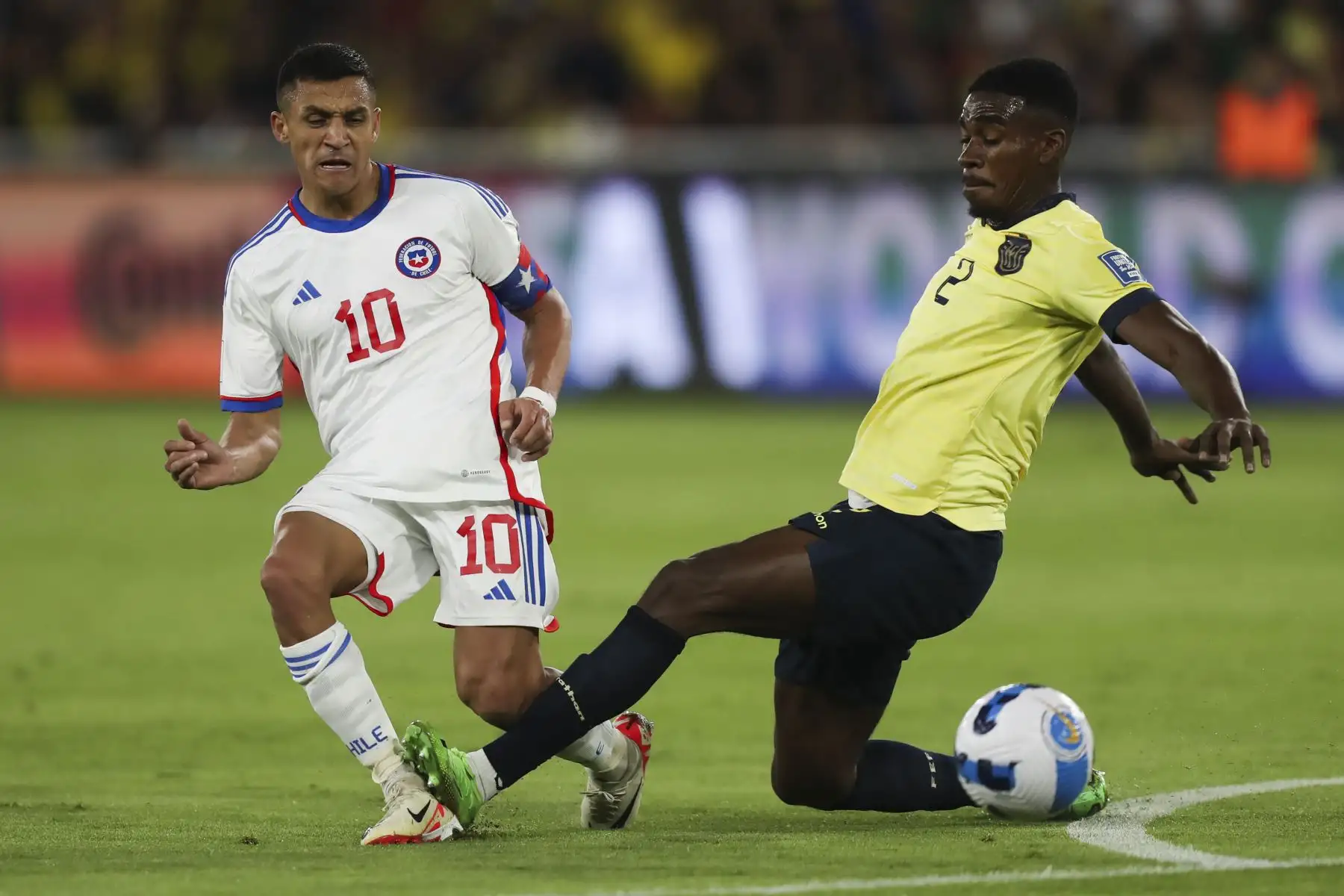 Félix Torres de Ecuador disputa un balón con Alexis Sánchez de Chile hoy, en un partido de las Eliminatorias Sudamericanas para la Copa Mundo de Fútbol de 2026 en el estadio Rodrigo Paz Delgado en Quito (Ecuador).
Foto: EFE