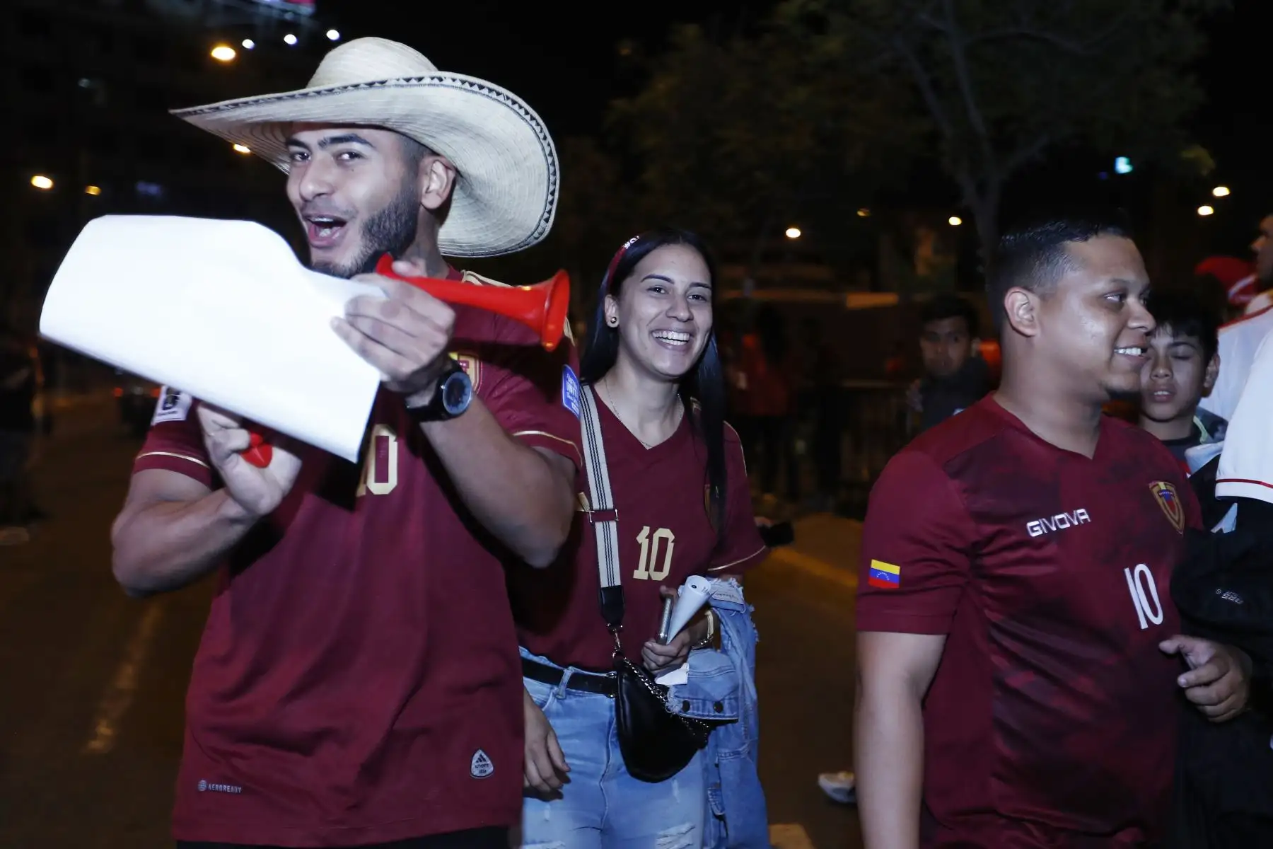 Hinchas alientan a la selección venezolana previo el partido ante la selección peruana por las Eliminatorias al Mundial 2026.
Foto: ANDINA/Daniel Bracamonte