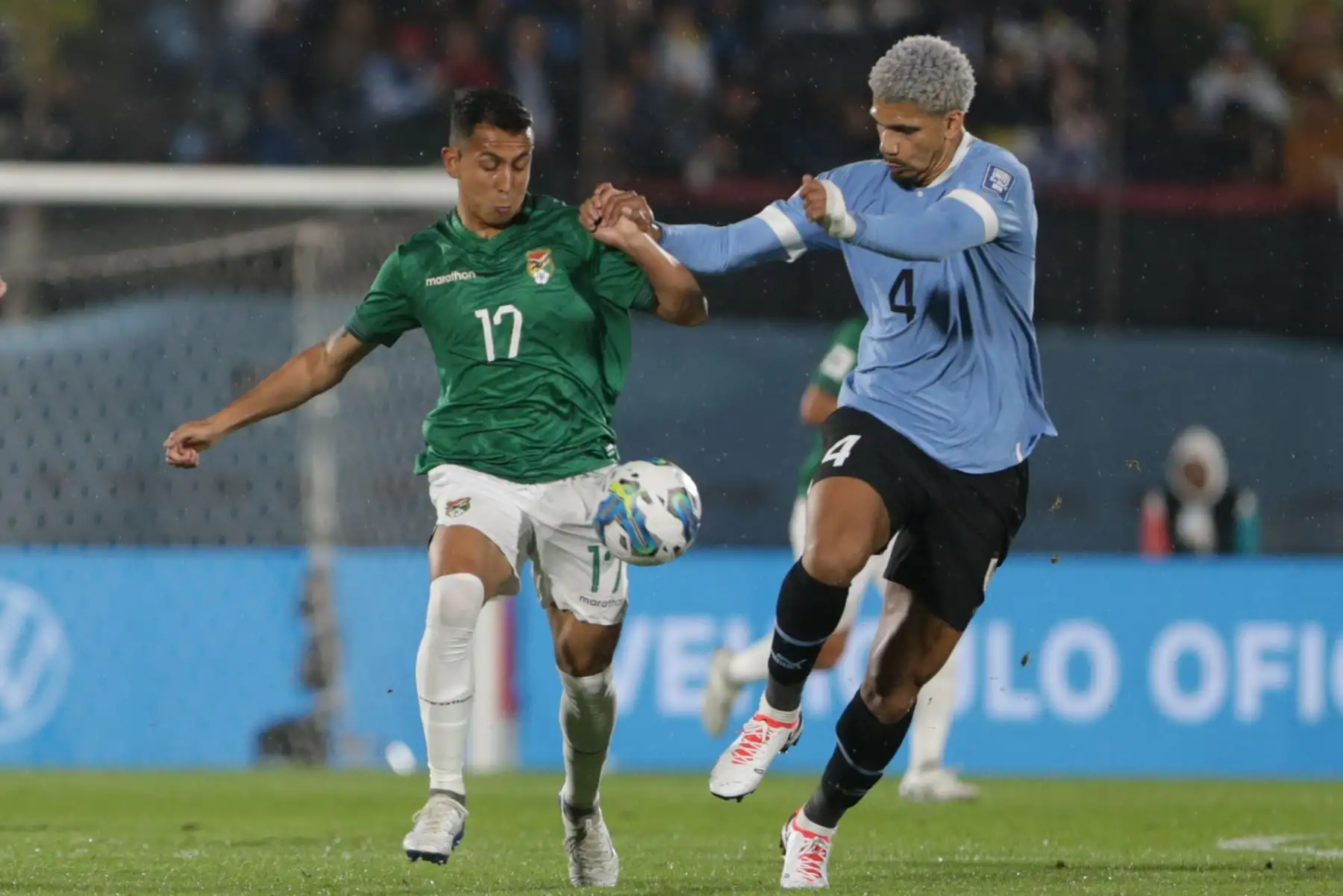 Ronald Araújo de Uruguay disputa el balón con Roberto Fernández de Bolivia  en un partido de las Eliminatorias Sudamericanas para la Copa Mundo de Fútbol de 2026.
Foto: EFE