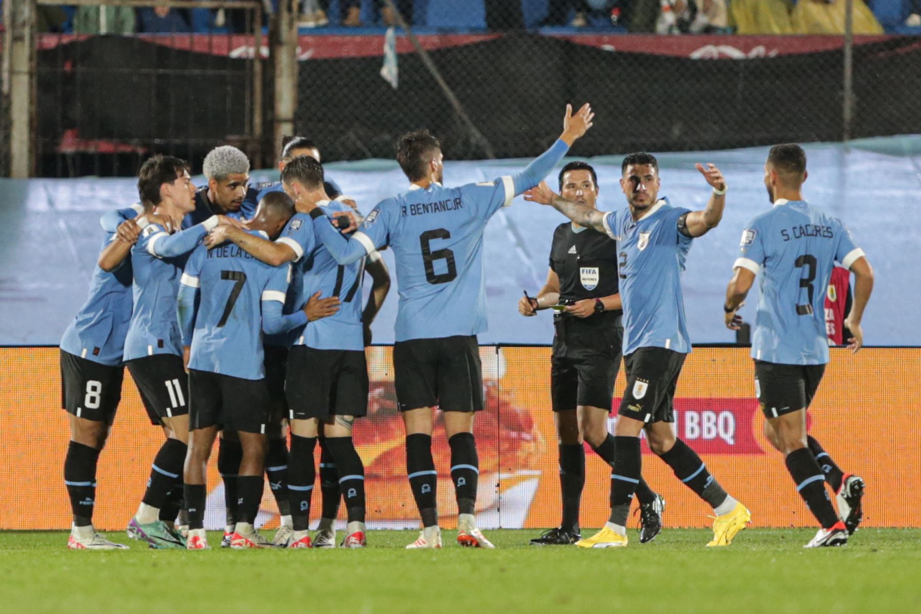 Jugadores de Uruguay celebran un gol en el partido de este martes contra Bolivia en Montevideo. Foto: EFE