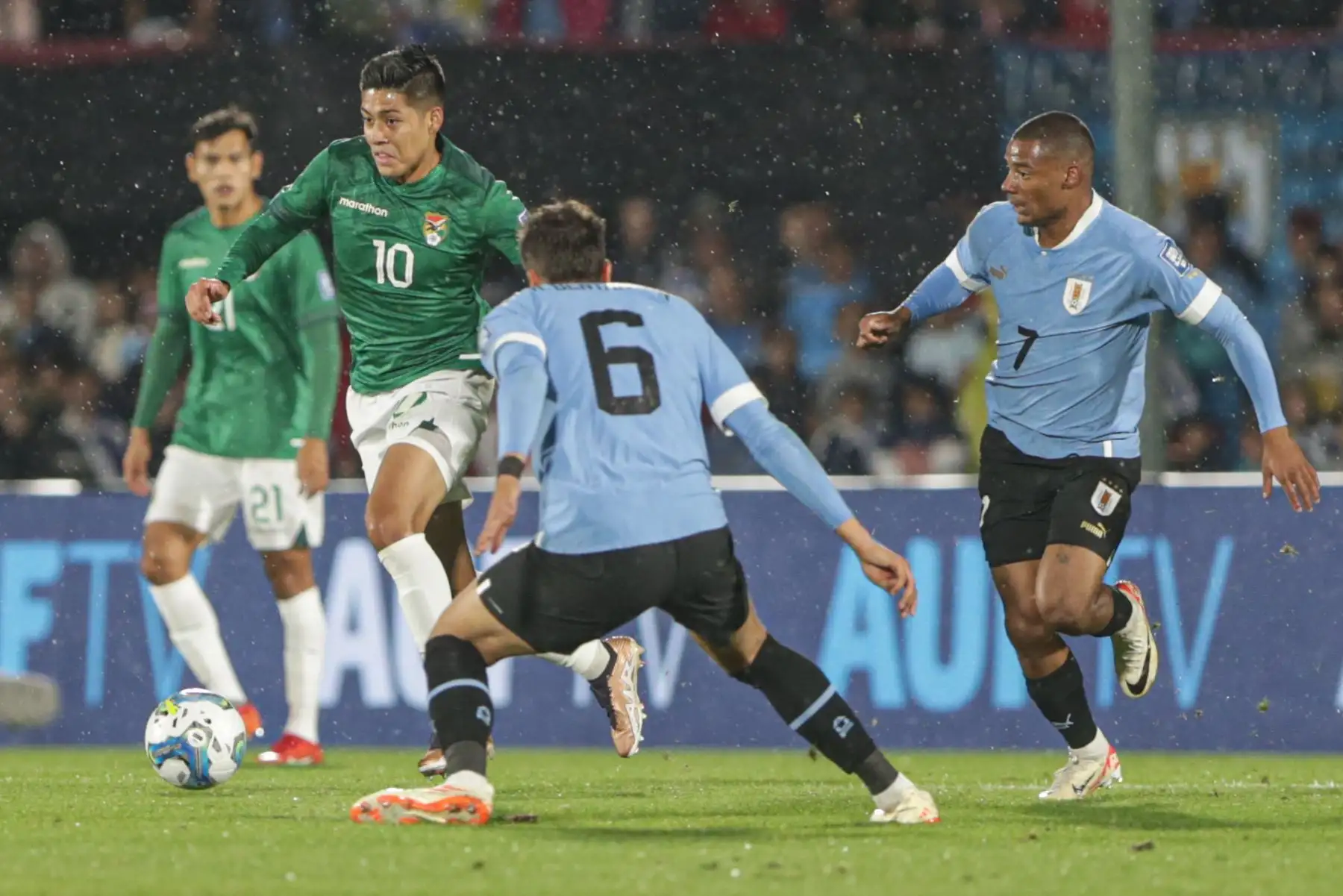 Rodrigo Betancur  de Uruguay disputa el balón con Ramiro Vaca  de Bolivia, en un partido de las Eliminatorias Sudamericanas para la Copa Mundo de Fútbol de 2026 entre Uruguay y Bolivia en el estadio Centenario.
Foto: EFE