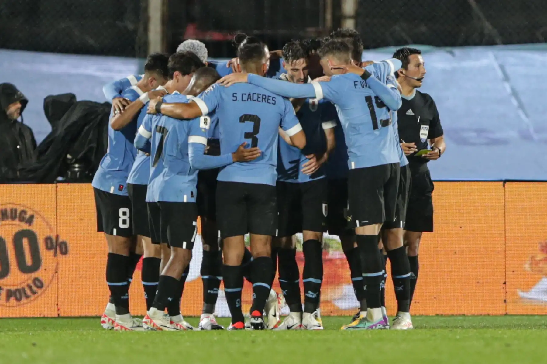Jugadores de Uruguay celebran un gol de Gabriel Villamil , en un partido de las Eliminatorias Sudamericanas para la Copa Mundo de Fútbol de 2026 entre Uruguay y Bolivia en el estadio Centenario.
Foto: EFE