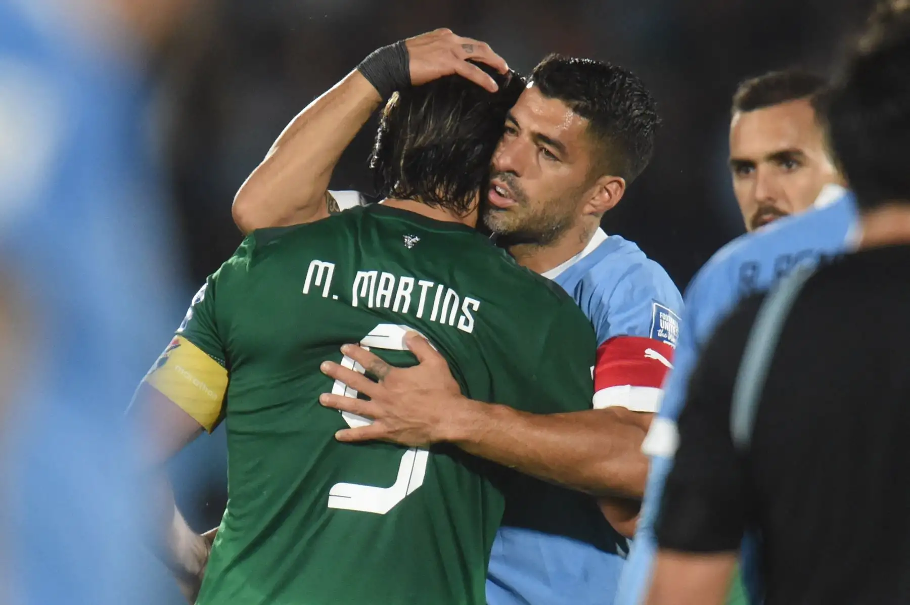 El delantero boliviano Marcelo Martins es recibido por el delantero uruguayo Luis Suárez cuando abandona el campo durante el partido de fútbol de clasificación sudamericano para la Copa Mundial de la FIFA 2026 entre Uruguay y Bolivia en el Estadio Centenario de Montevideo el 21 de noviembre de 2023.
Foto: AFP