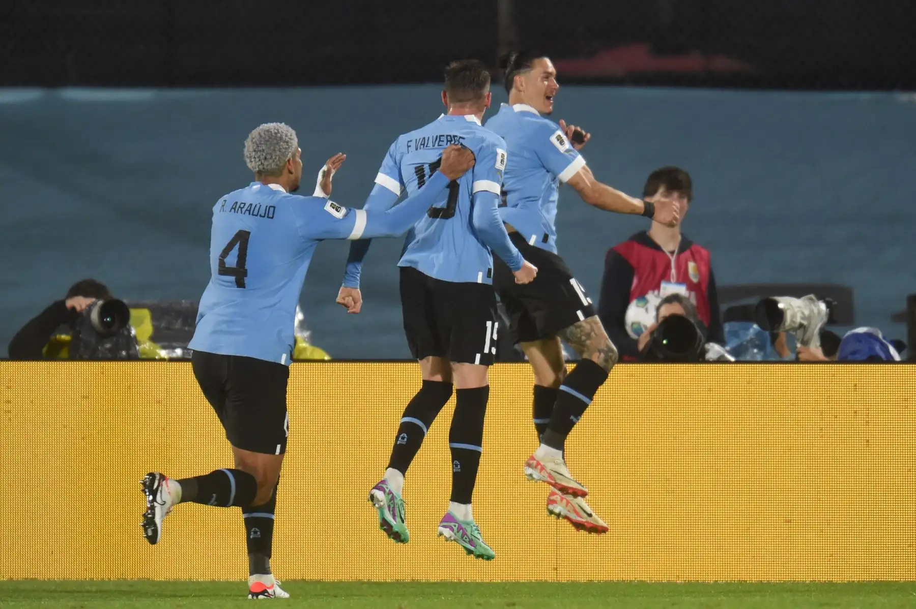 El delantero uruguayo Darwin Núñez celebra con sus compañeros el mediocampista Federico Valverde y el defensor Ronald Araujo después de anotar el tercer gol de su equipo durante el partido de fútbol de clasificación sudamericano para la Copa Mundial de la FIFA 2026 entre Uruguay y Bolivia en el Estadio Centenario de Montevideo el 21 de noviembre de 2023.
Foto: AFP