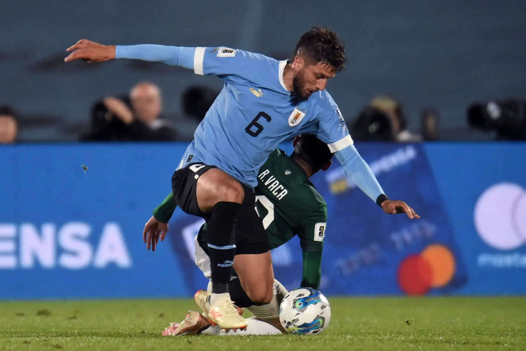 El mediocampista uruguayo Rodrigo Bentancur y el delantero boliviano Ramiro Vaca luchan por el balón durante el partido de fútbol de clasificación sudamericano para la Copa Mundial de la FIFA 2026 entre Uruguay y Bolivia en el Estadio Centenario de Montevideo el 21 de noviembre de 2023.
Foto: AFP