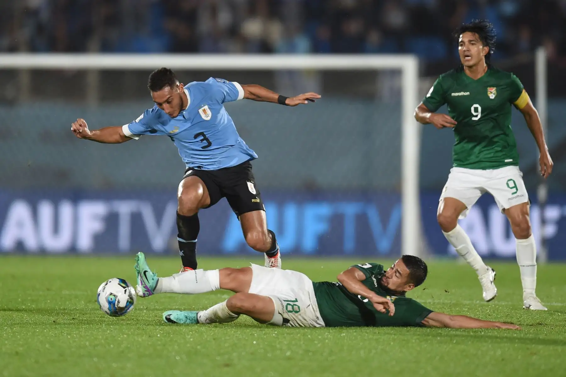 El defensor uruguayo Sebastián Cáceres lucha por el balón con el delantero boliviano Rodrigo Ramallo durante el partido de fútbol de clasificación sudamericano para la Copa Mundial de la FIFA 2026 entre Uruguay y Bolivia en el Estadio Centenario de Montevideo el 21 de noviembre de 2023.
Foto: AFP