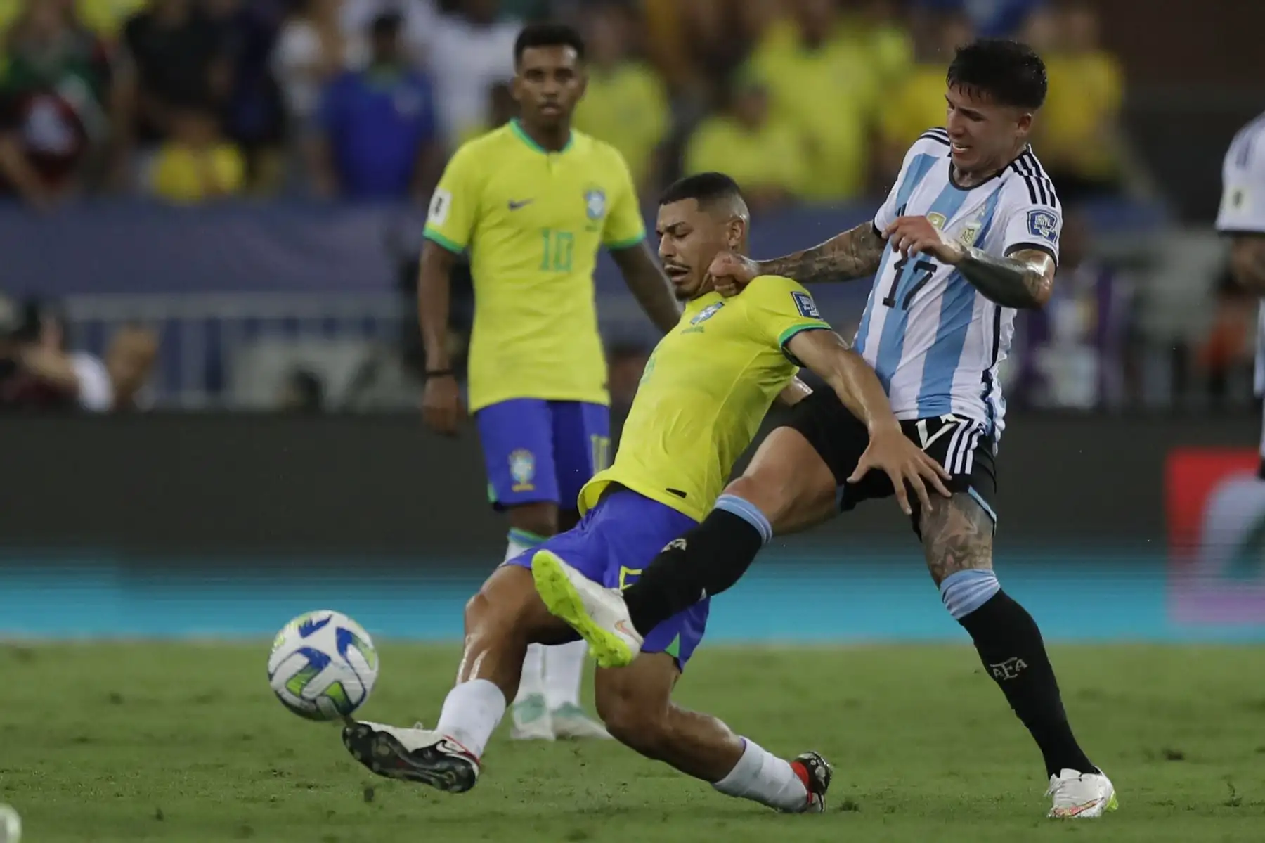 Andre de Brasil disputa el balón con Enzo Fernández de Argentina hoy, en un partido de las eliminatorias para la Copa Mundo de Fútbol de 2026 entre Brasil y Argentina en el estadio Maracaná en Río de Janeiro (Brasil).
Foto: EFE