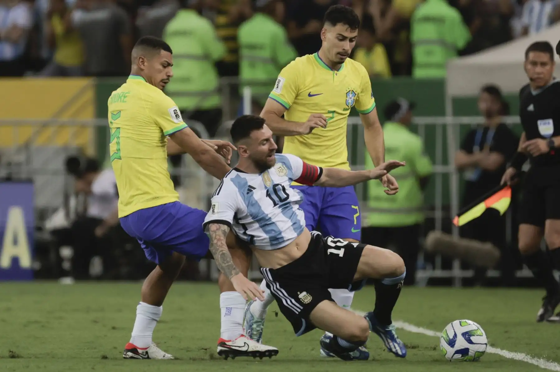 André de Brasil disputa el balón con Lionel Messi de Argentina hoy, en un partido de las eliminatorias para la Copa Mundo de Fútbol de 2026 entre Brasil y Argentina en el estadio Maracaná en Río de Janeiro (Brasil).
Foto: EFE