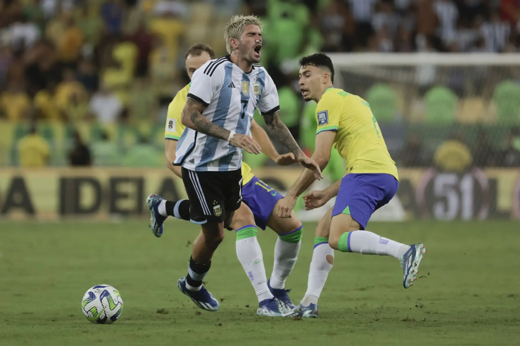 Gabriel Martinelli de Brasil disputa el balón con Rodrigo De Paul de Argentina hoy, en un partido de las eliminatorias para la Copa Mundo de Fútbol de 2026 entre Brasil y Argentina en el estadio Maracaná en Río de Janeiro (Brasil).
Foto: EFE