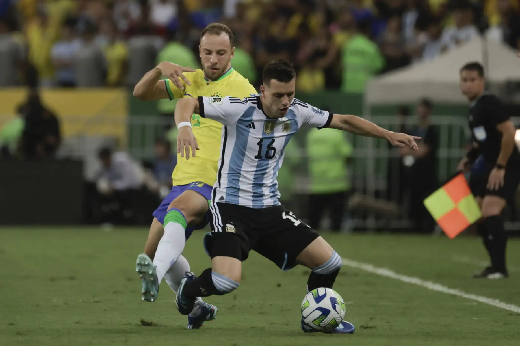 Carlos Augusto de Brasil disputa el balón con Giovani Lo Celso de Argentina hoy, en un partido de las eliminatorias para la Copa Mundo de Fútbol de 2026 entre Brasil y Argentina en el estadio Maracaná en Río de Janeiro (Brasil).
Foto: EFE