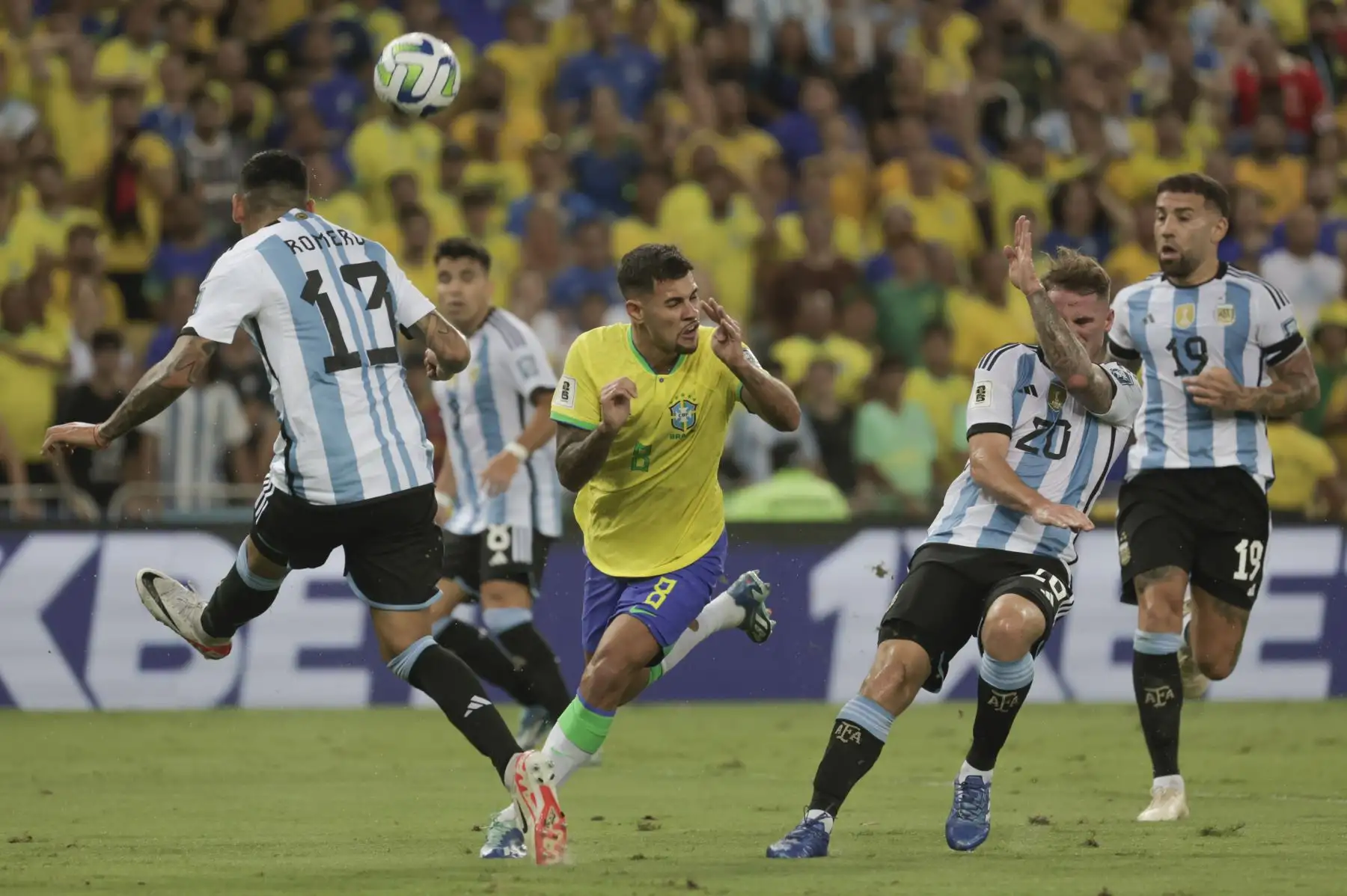 Bruno Guimaraes de Brasil disputa el balón con Cristian Romero (i) de Argentina hoy, en un partido de las eliminatorias para la Copa Mundo de Fútbol de 2026 entre Brasil y Argentina en el estadio Maracaná en Río de Janeiro (Brasil).
Foto: EFE