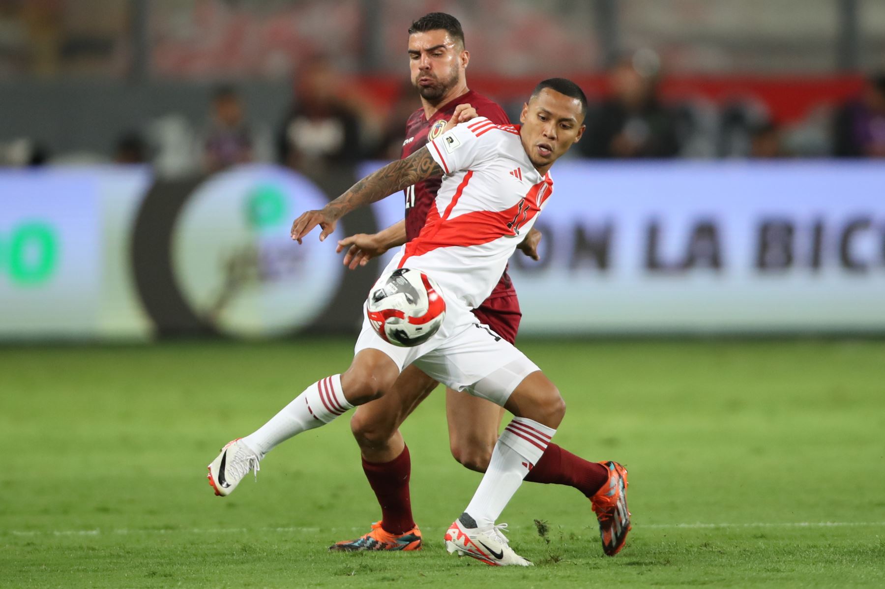 Bryan Reyna de Perú disputa el balón con Alexander González de Venezuela hoy, en un partido de las eliminatorias para la Copa Mundo de Fútbol de 2026 en el estadio Nacional en Lima (Perú). 
Foto: EFE