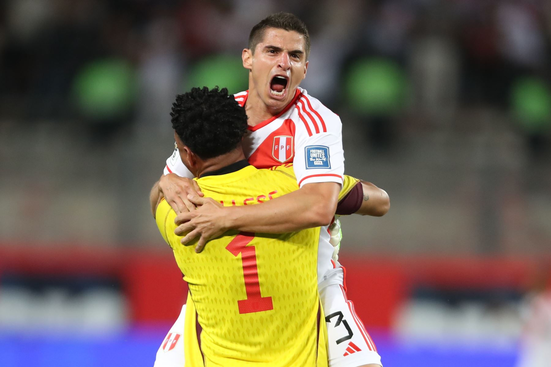 Pedro Gallese  y Aldo Corzo de Perú celebran un gol de Yoshimar Yotún hoy, en un partido de las eliminatorias entre Perú y Venezuela para la Copa Mundo de Fútbol de 2026 en el estadio Nacional en Lima (Perú). 
Foto: EFE