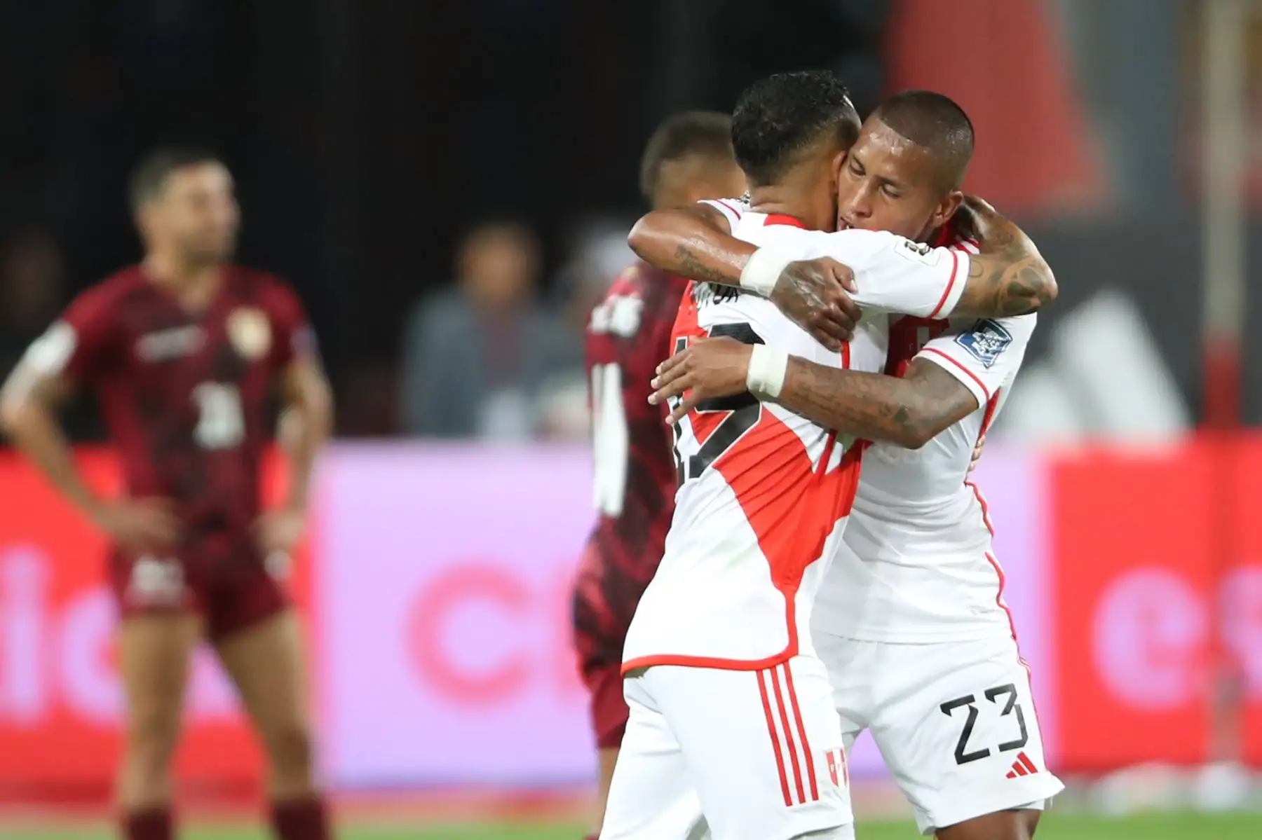 Yoshimar Yotún de Perú celebra su gol hoy, en un partido de las eliminatorias entre Perú y Venezuela para la Copa Mundo de Fútbol de 2026 en el estadio Nacional en Lima (Perú).
Foto: EFE