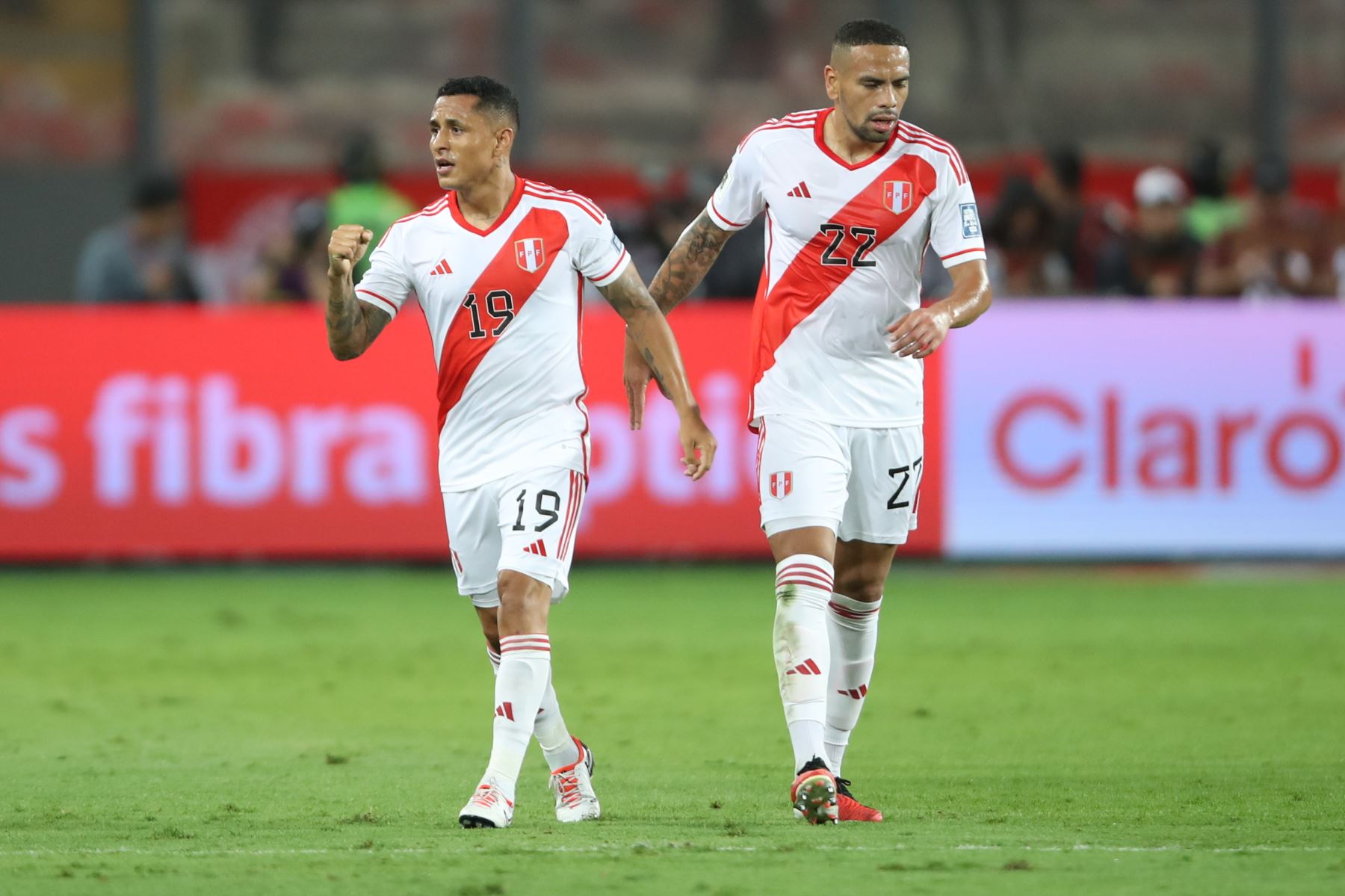 Yoshimar Yotún de Perú celebra su gol hoy, en un partido de las eliminatorias entre Perú y Venezuela para la Copa Mundo de Fútbol de 2026 en el estadio Nacional en Lima (Perú). 
Foto: EFE