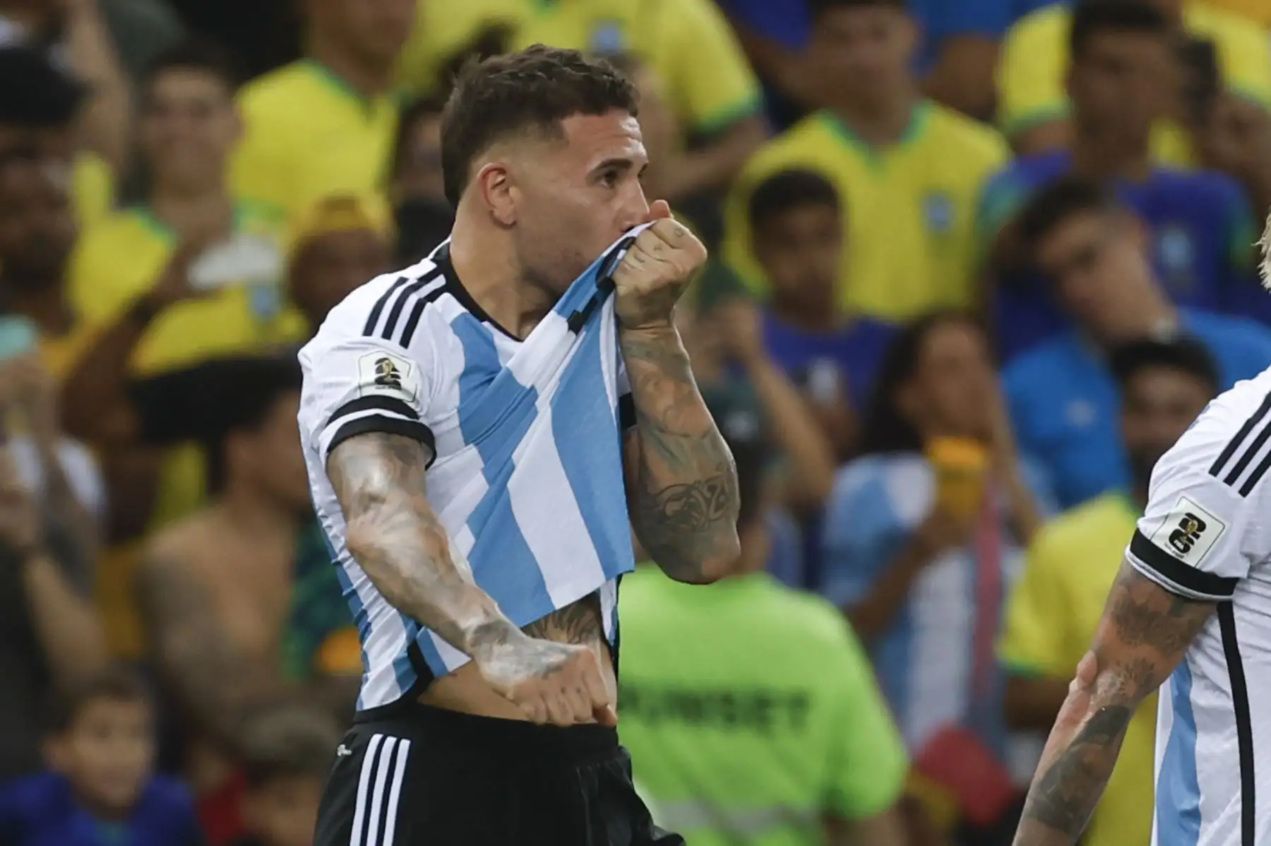 Nicolás Otamendi de Argentina celebra su gol hoy, en un partido de las eliminatorias para la Copa Mundo de Fútbol de 2026 entre Brasil y Argentina en el estadio Maracaná en Río de Janeiro (Brasil).
Foto: EFE