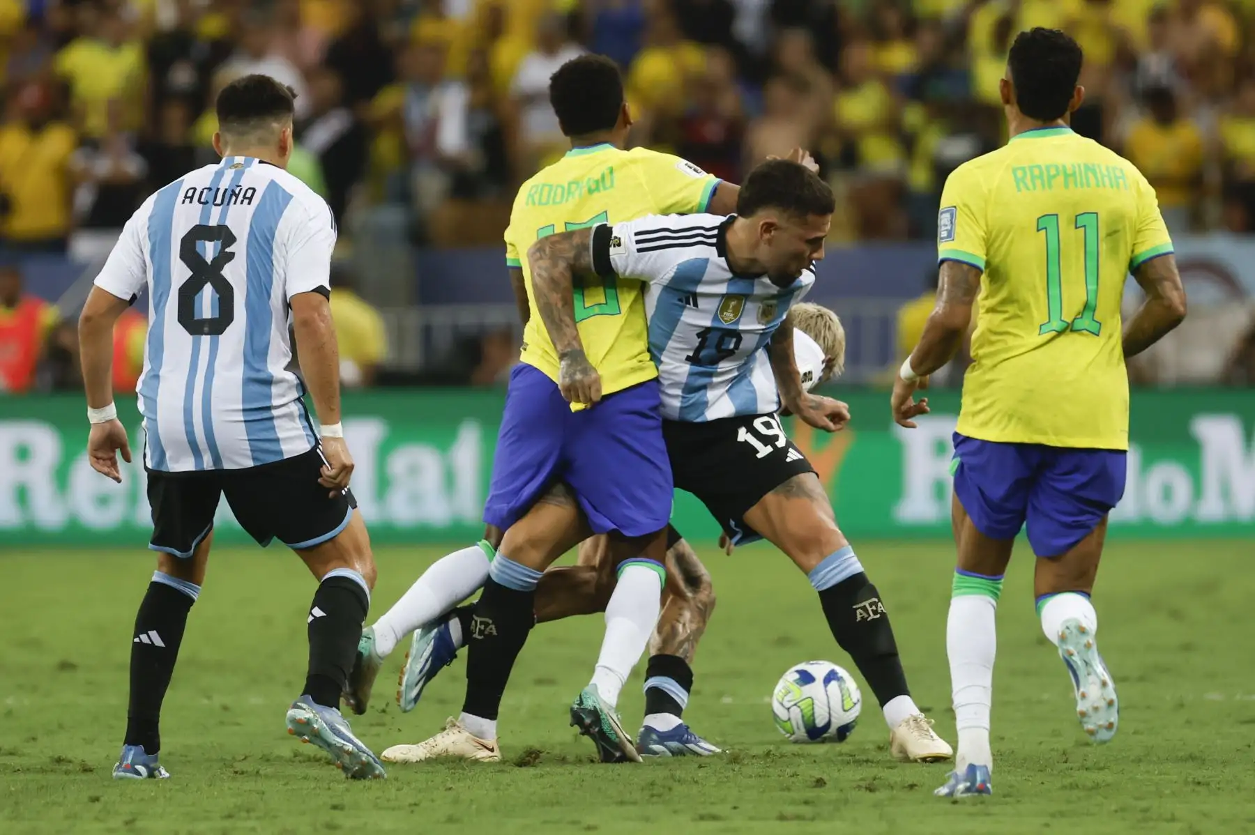 Rodrygo de Brasil disputa el balón con Nicolás Otamendi de Argentina hoy, en un partido de las eliminatorias para la Copa Mundo de Fútbol de 2026 entre Brasil y Argentina en el estadio Maracaná en Río de Janeiro (Brasil). 
Foto: EFE