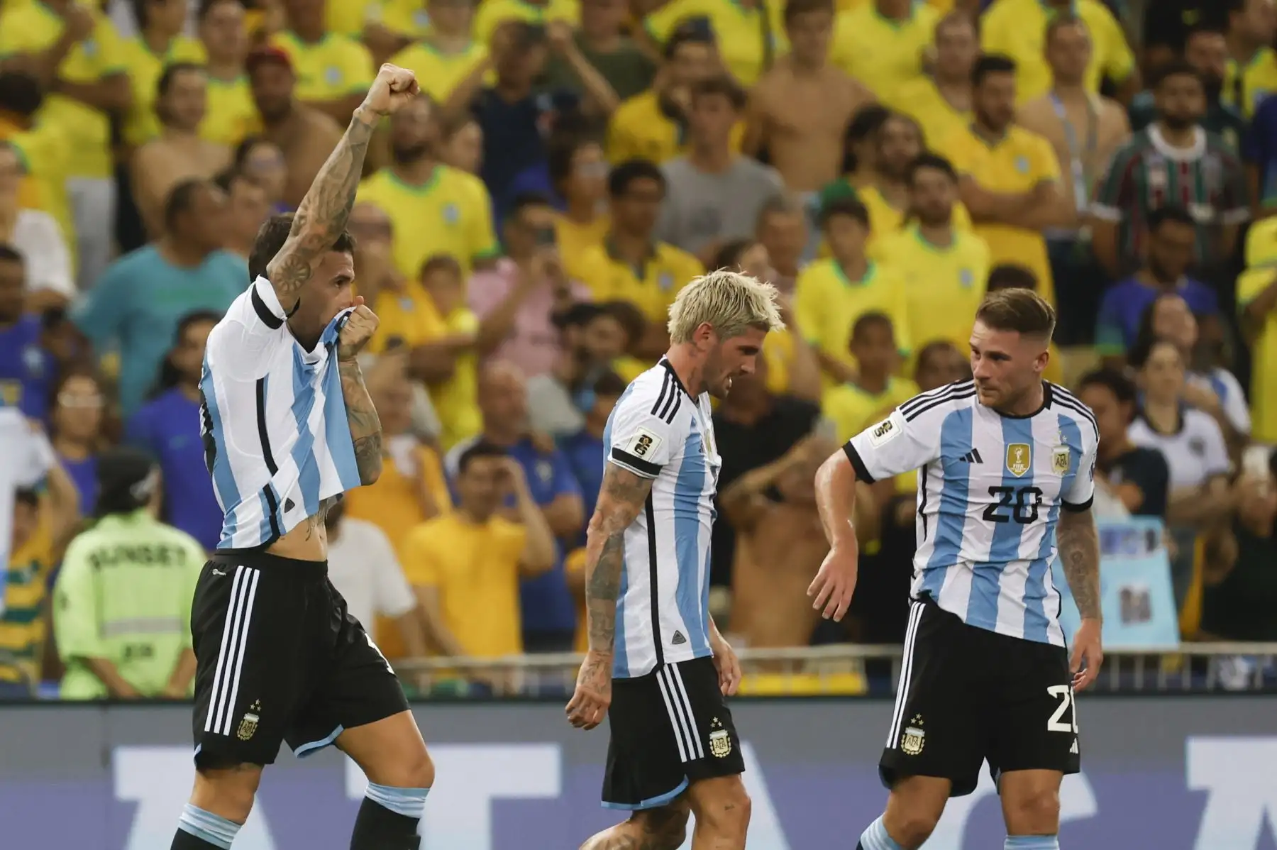 Nicolás Otamendi de Argentina celebra su gol hoy, en un partido de las eliminatorias para la Copa Mundo de Fútbol de 2026 entre Brasil y Argentina en el estadio Maracaná en Río de Janeiro (Brasil). 
Foto: EFE