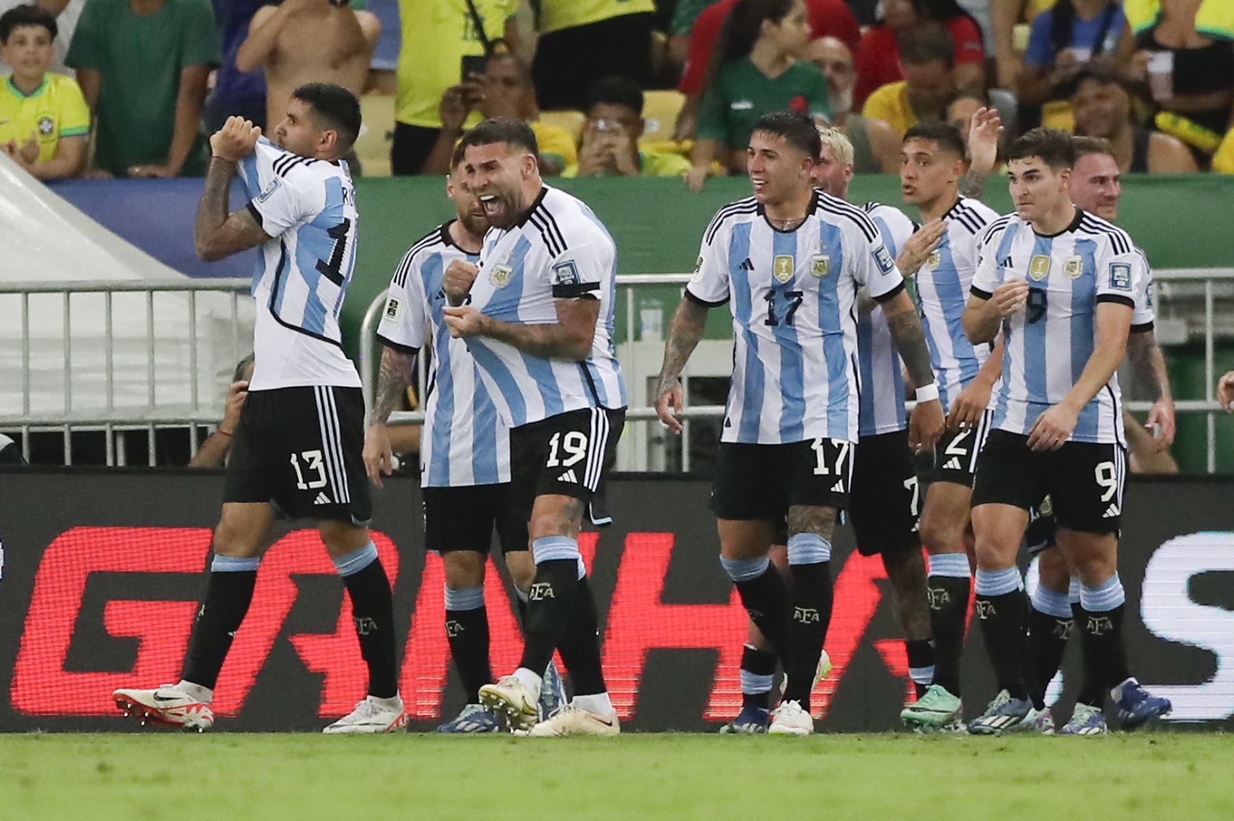 Nicolás Otamendi (c) de Argentina celebra su gol hoy en el Maracaná. Foto: EFE