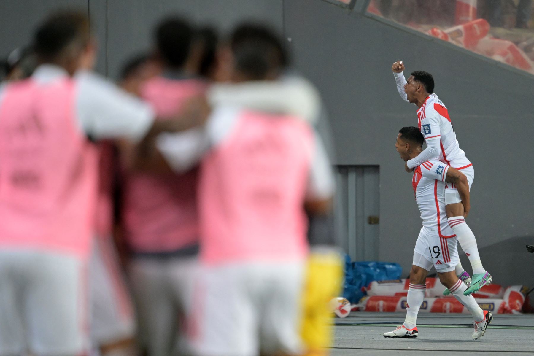 El mediocampista peruano Yoshimar Yotun celebra con el defensor Marcos López luego de anotar el primer gol de su equipo durante el partido de fútbol clasificatorio sudamericano para la Copa Mundial de la FIFA 2026 entre Perú y Venezuela en el Estadio Nacional de Lima el 21 de noviembre de 2023.
Foto: AFP