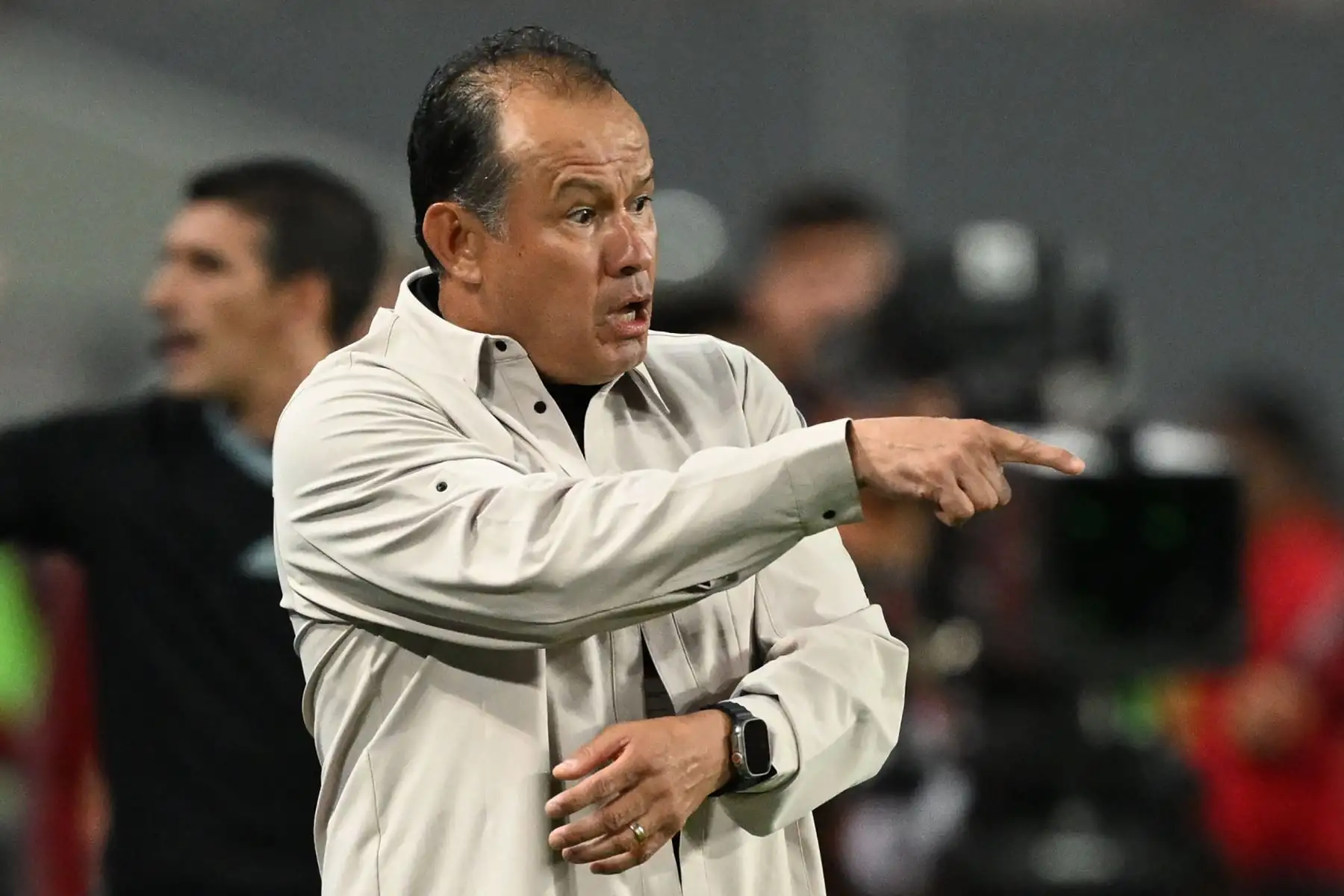 El entrenador de Perú, Juan Reynoso, hace gestos durante el partido de fútbol de clasificación sudamericano para la Copa Mundial de la FIFA 2026 entre Perú y Venezuela en el Estadio Nacional de Lima el 21 de noviembre de 2023.
Foto: AFP