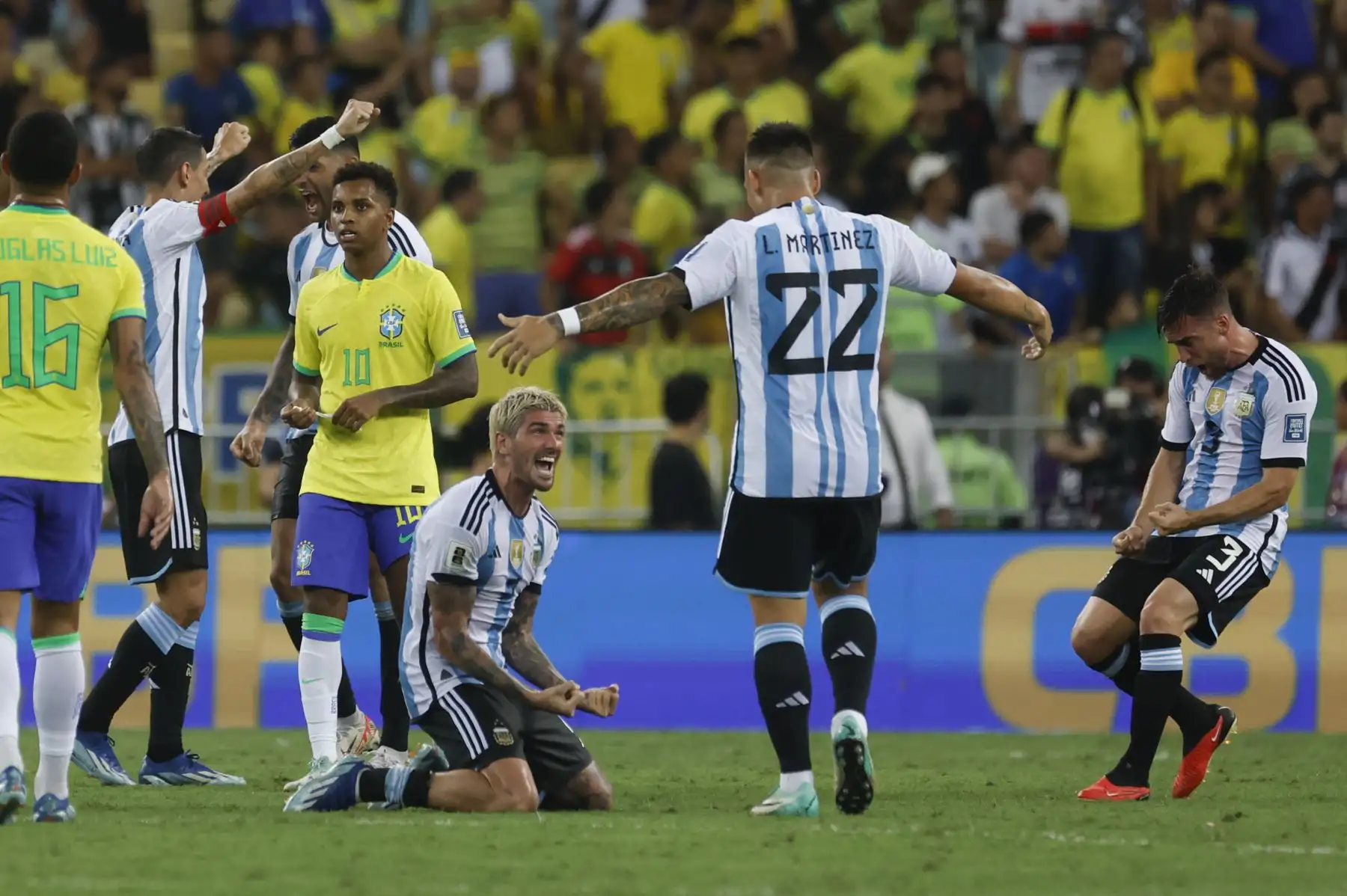 Jugadores de Argentina celebran tras vencer a Brasil hoy, en un partido de las eliminatorias para la Copa Mundo de Fútbol de 2026 en el estadio Maracaná en Río de Janeiro (Brasil).
Foto: EFE
