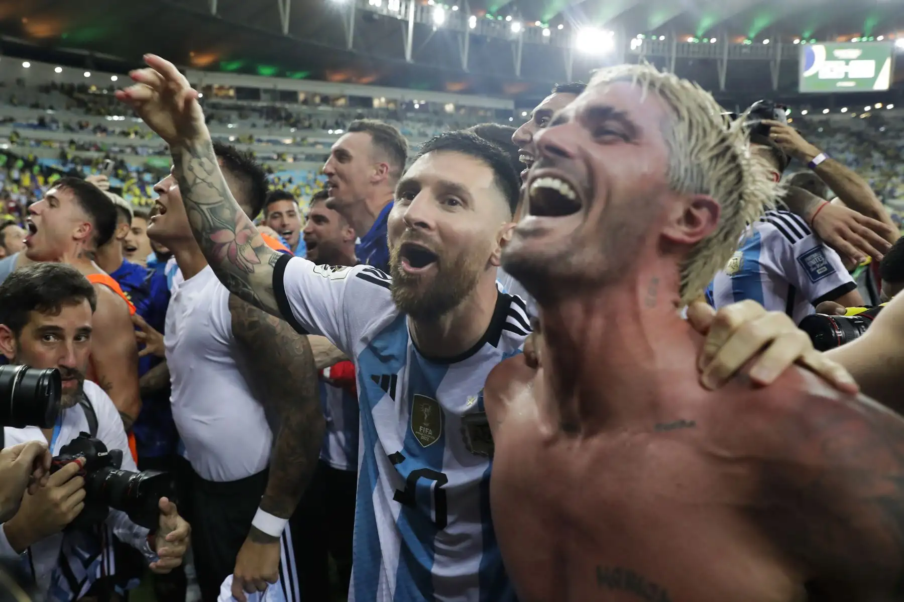 Lionel Messi y Rodrigo De Paul de Argentina celebra tras vencer a Brasil hoy, en un partido de las eliminatorias para la Copa Mundo de Fútbol de 2026 en el estadio Maracaná en Río de Janeiro (Brasil).
Foto: EFE