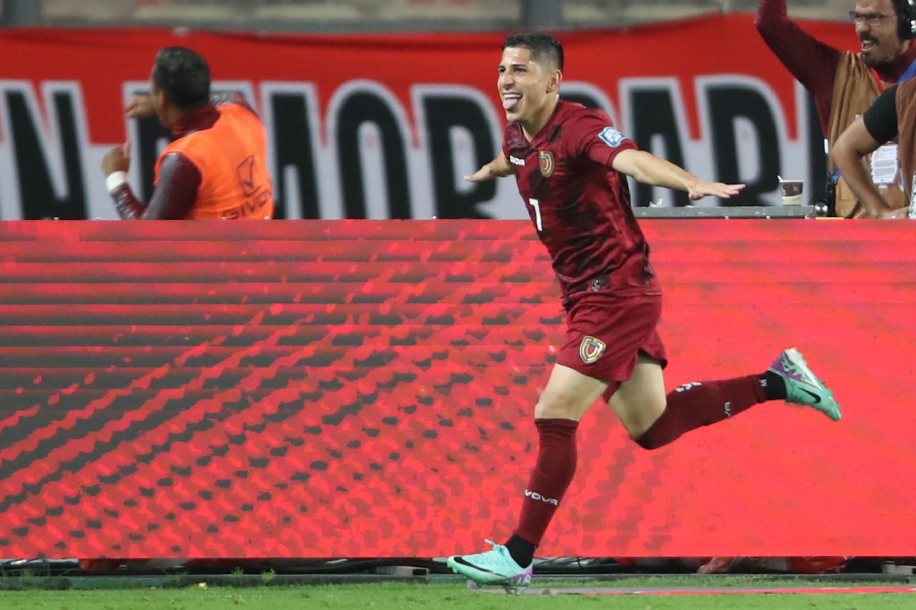 Jefferson Savarino de Venezuela celebra un gol ante Perú hoy, en un partido de las eliminatorias para la Copa Mundo de Fútbol de 2026 en el estadio Nacional en Lima (Perú).
Foto: EFE