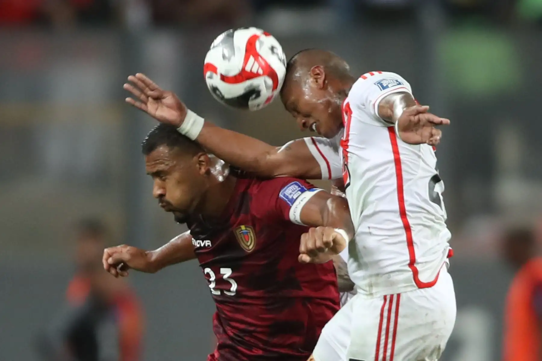 Aldo Corzo de Perú disputa el balón con Salomón Rondón de Venezuela hoy, en un partido de las eliminatorias para la Copa Mundo de Fútbol de 2026 en el estadio Nacional en Lima (Perú).
Foto: EFE