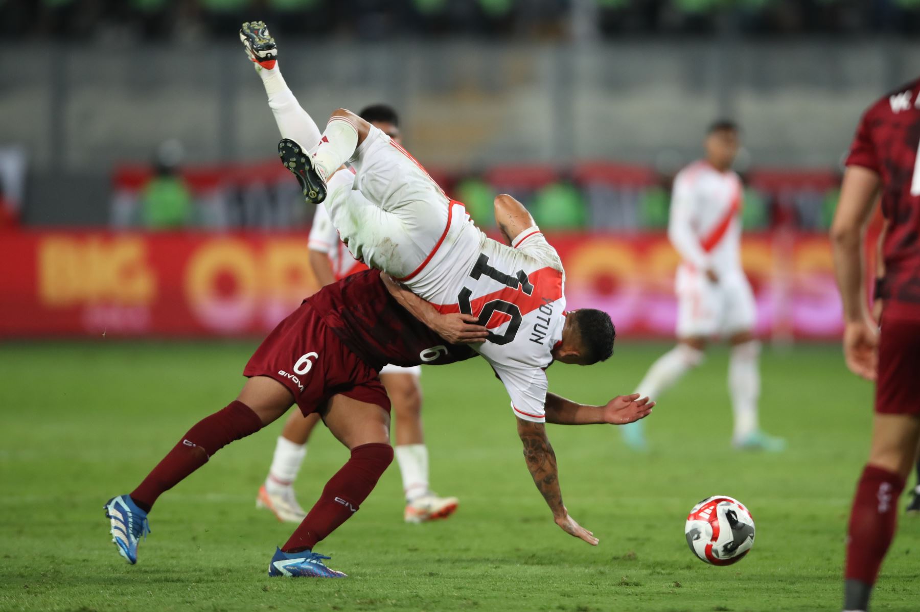 Yoshimar Yotún  de Perú disputa el balón con Yangel Harrera de Venezuela hoy, en un partido de las eliminatorias para la Copa Mundo de Fútbol de 2026 en el estadio Nacional en Lima (Perú).
Foto: EFE