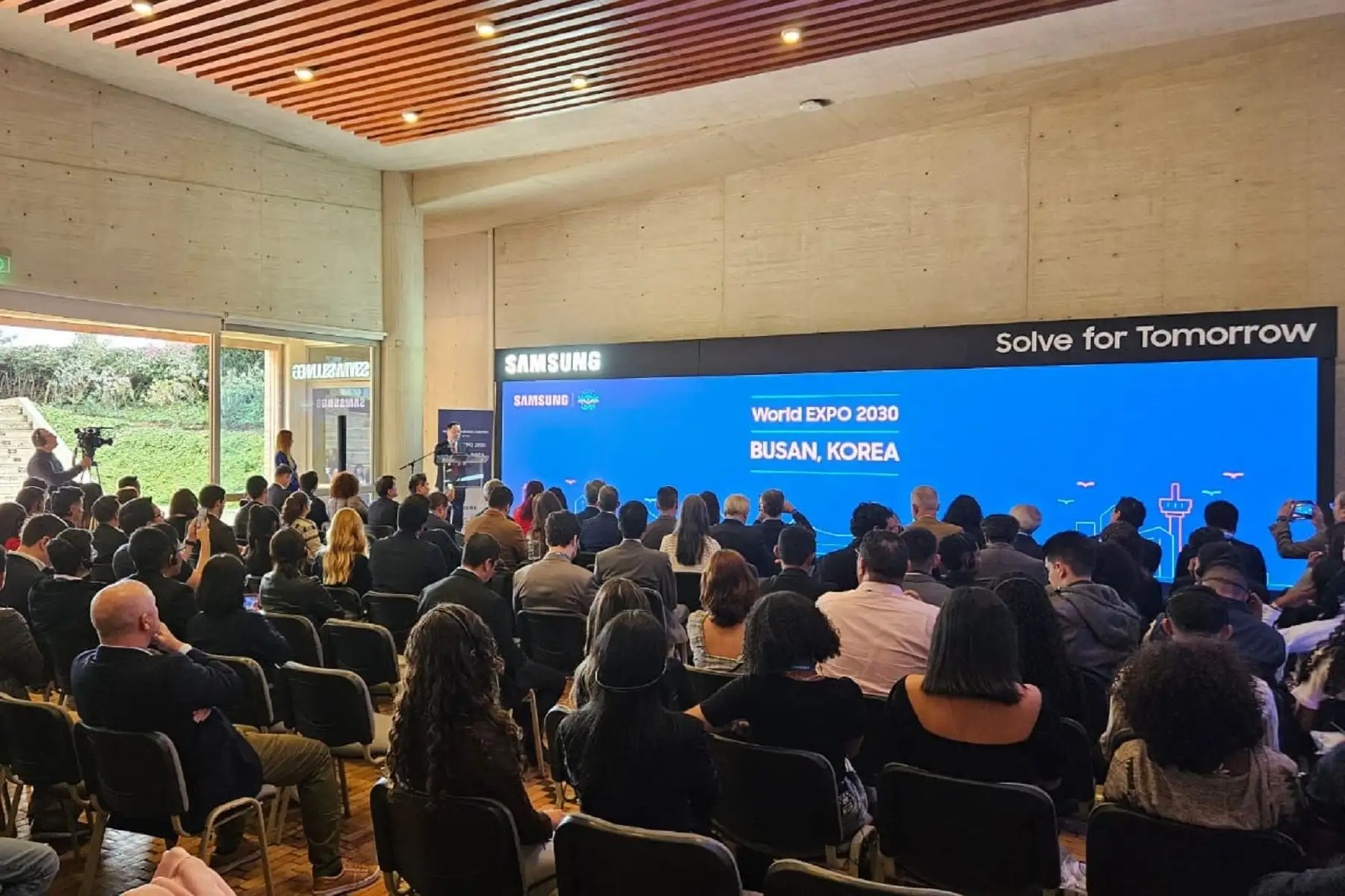 Otro de los buenos ejemplos es la excelente relación del país con la empresa tecnológica Samsung, no solo en lo comercial, sino también en formación de talento tecnológico desde las escuelas hasta los jóvenes que buscan insertarse en el mercado laboral. Para ello cuentan con dos programas claves: Solve for Tomorrow (SFT) y Samsung Innovation Campus.