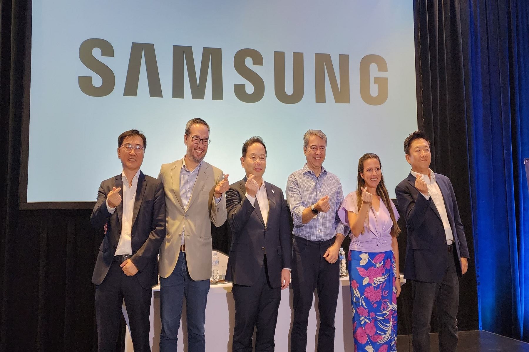 Otro de los buenos ejemplos es la excelente relación del país con la empresa tecnológica Samsung, no solo en lo comercial, sino también en formación de talento tecnológico desde las escuelas hasta los jóvenes que buscan insertarse en el mercado laboral. Para ello cuentan con dos programas claves: Solve for Tomorrow (SFT) y Samsung Innovation Campus.