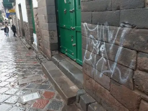 Desconocidos hicieron pintas con aerosol en una portada de casona ubicada en el centro histórico de Cusco. Foto cortesía: Néstor Larico.