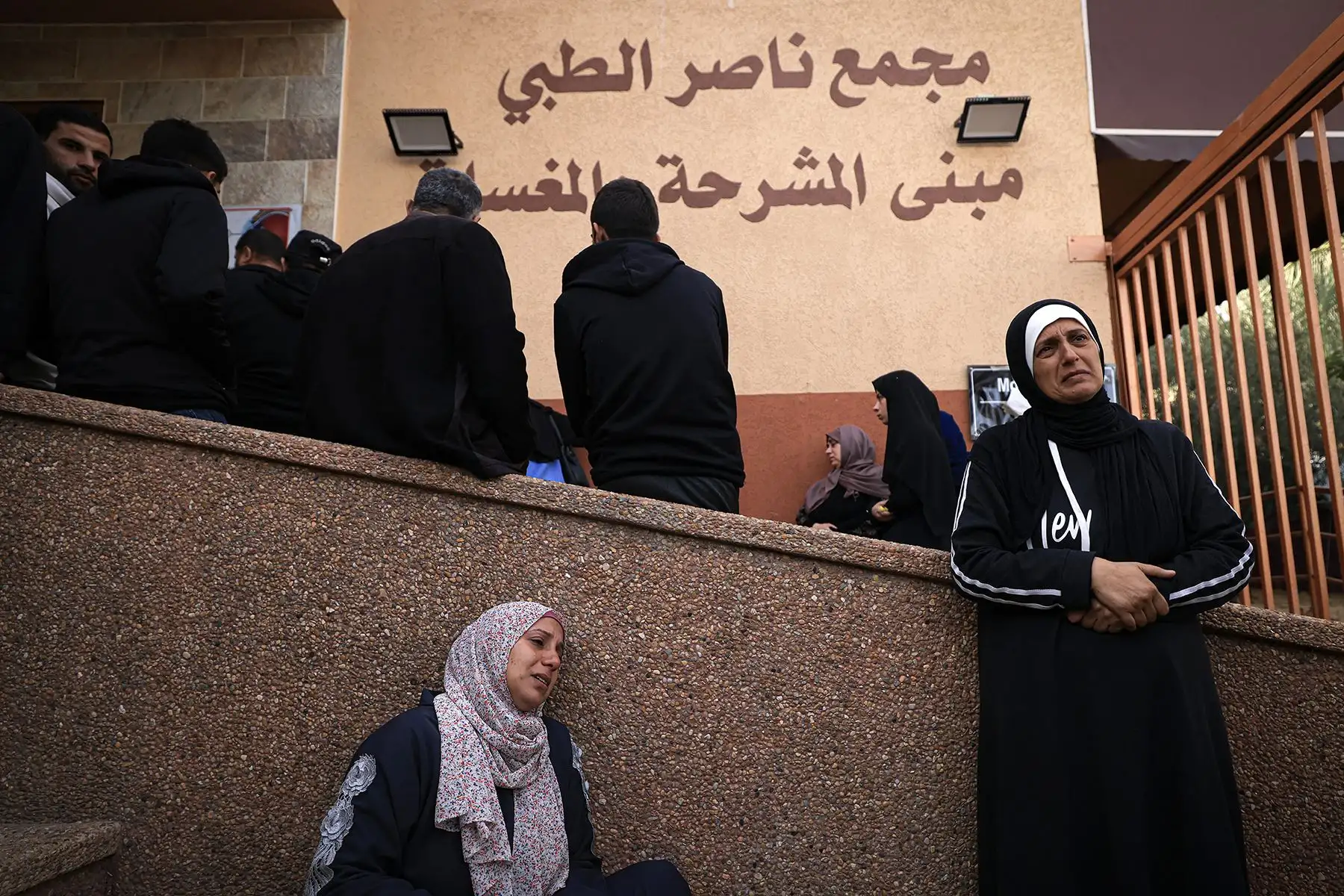 Familiares lloran durante en el funeral de los miembros de la familia Kalusa, que murieron en un ataque israelí, en Khan Yunis, en el sur de la Franja de Gaza, el 22 de noviembre de 2023. Foto: AFP