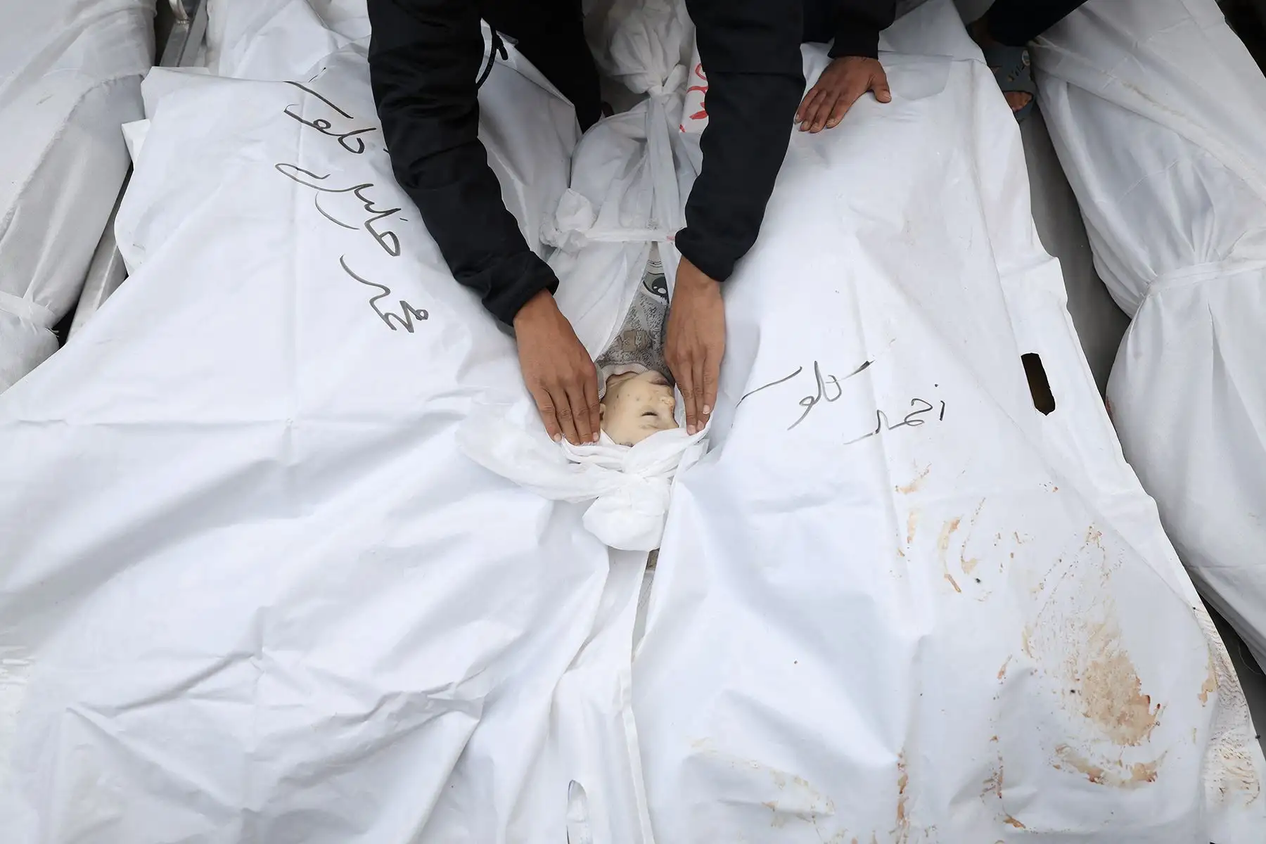 Familiares lloran durante en el funeral de los miembros de la familia Kalusa, que murieron en un ataque israelí, en Khan Yunis, en el sur de la Franja de Gaza, el 22 de noviembre de 2023. Foto: AFP