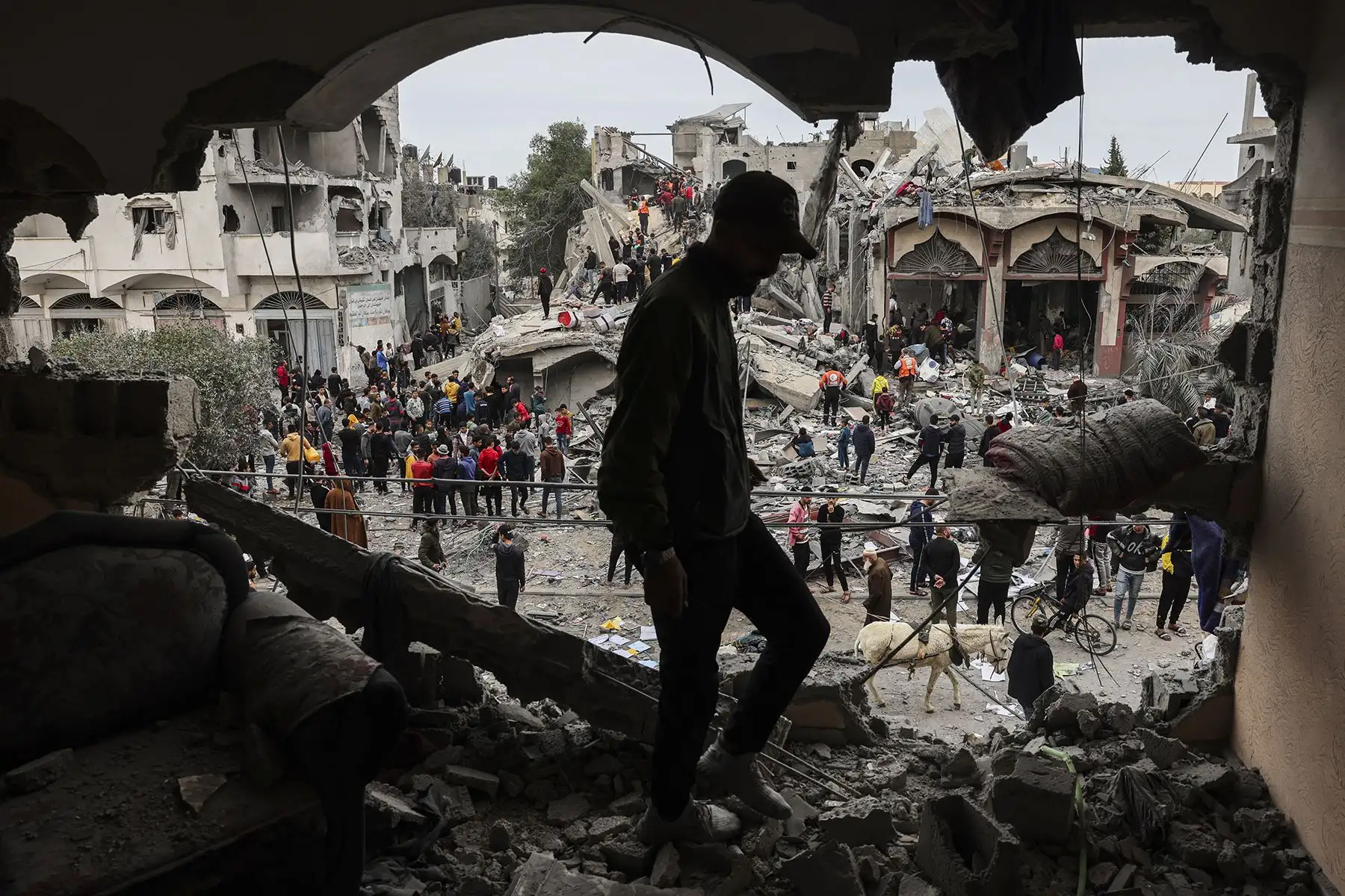 Personas buscan sobrevivientes después del bombardeo israelí en Rafah, en el sur de la Franja de Gaza, el 22 de noviembre de 2023, en medio de las batallas  entre Israel y el movimiento palestino Hamás. Foto: AFP