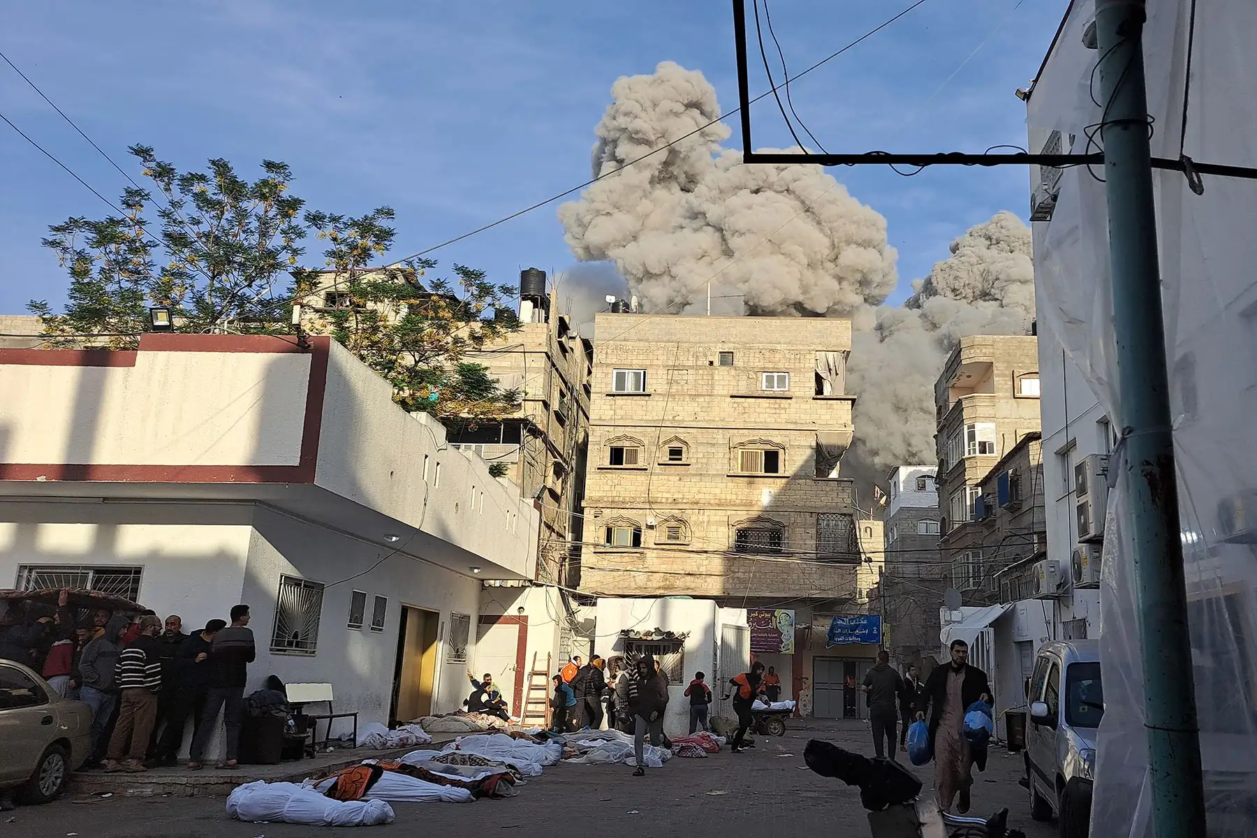 Los palestinos corren a refugiarse después de un ataque aéreo israelí cerca del hospital Kamal Adwan en Beit Lahia, en el norte de la Franja de Gaza, el 22 de noviembre de 2023. Foto: AFP