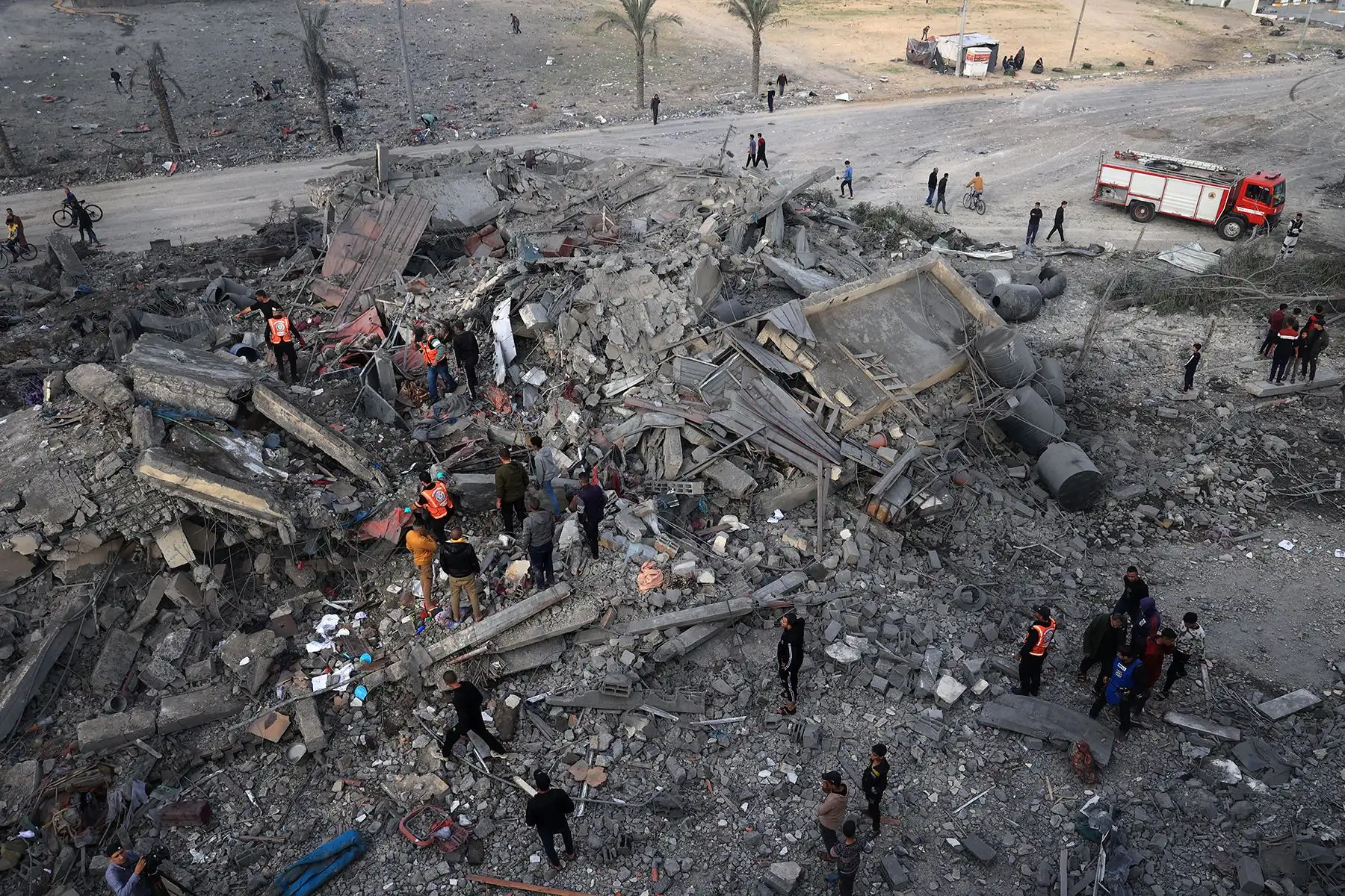 Palestinos  revisan entre  los escombros tras los ataques israelíes en Rafah, en el sur de la Franja de Gaza, el 22 de noviembre de 2023, en medio de batallas en entre Israel y el grupo palestino Hamás. Foto: AFP