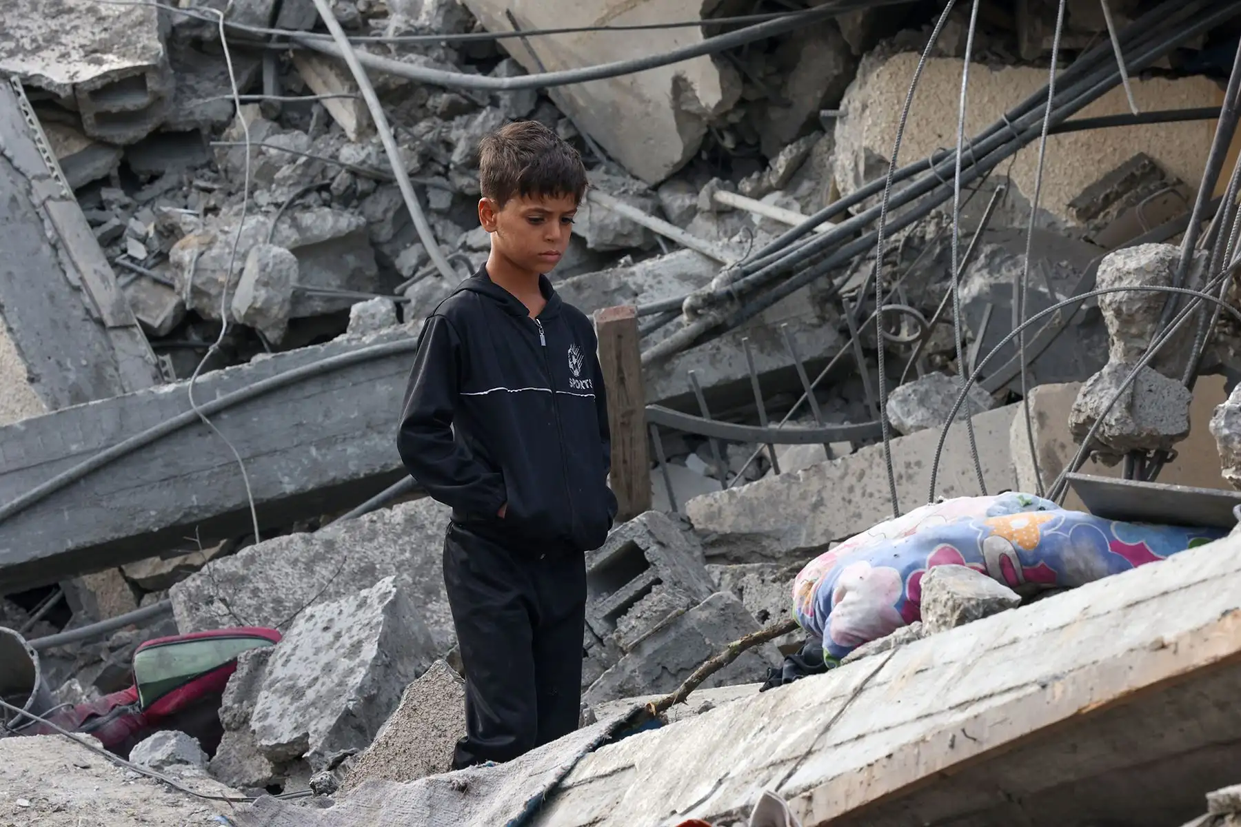 Un niño palestino entre los escombros de un edificio tras los ataques israelíes en Rafah, en el sur de la Franja de Gaza, el 22 de noviembre de 2023, en medio de las batallas  entre Israel y el grupo palestino Hamás. Foto: AFP