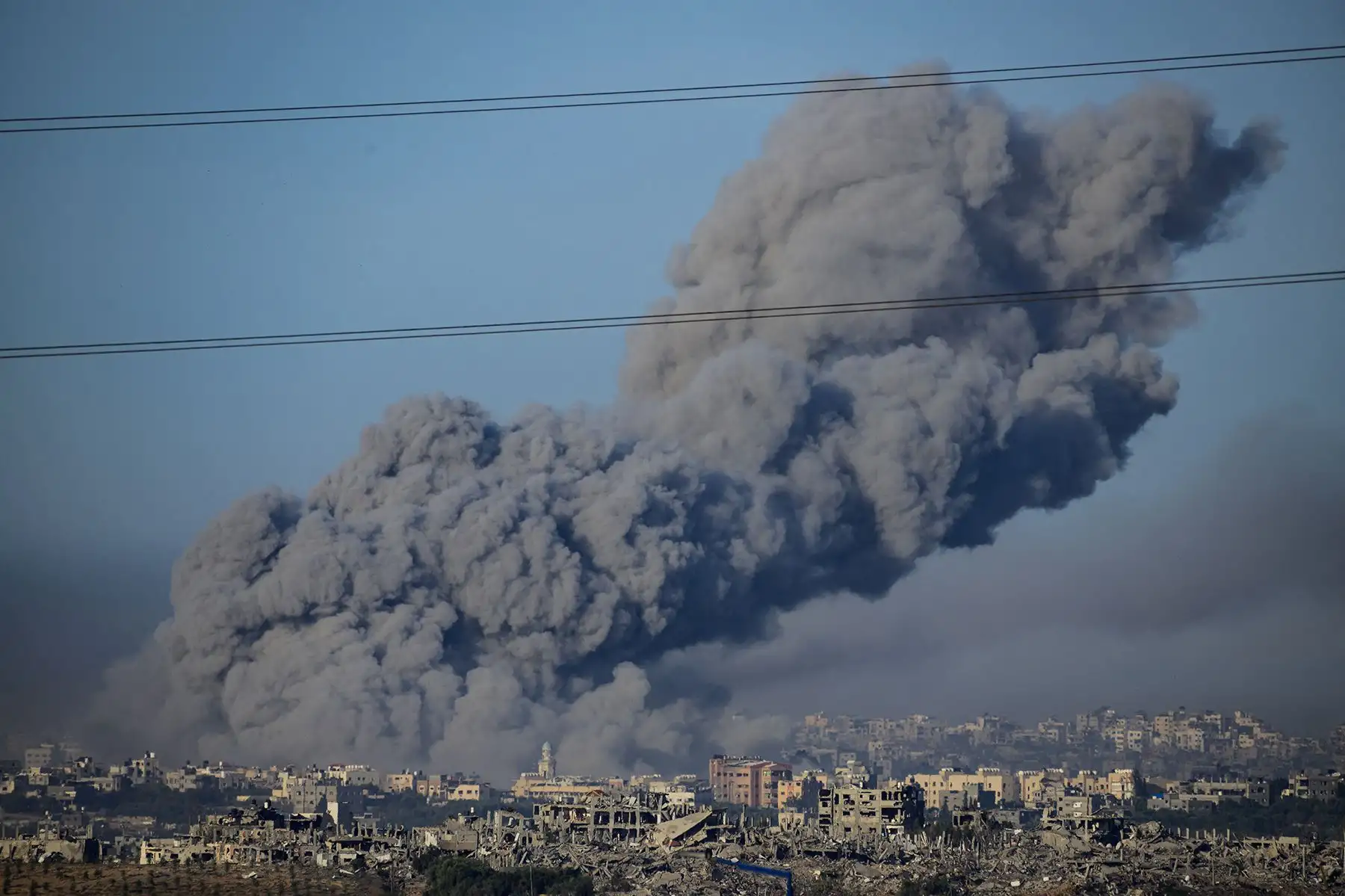 Fotografía tomada desde el sur de Israel, cerca de la frontera con la Franja de Gaza, muestra humo ondeando después de un ataque israelí en el norte de Gaza el 22 de noviembre de 2023. Foto: AFP