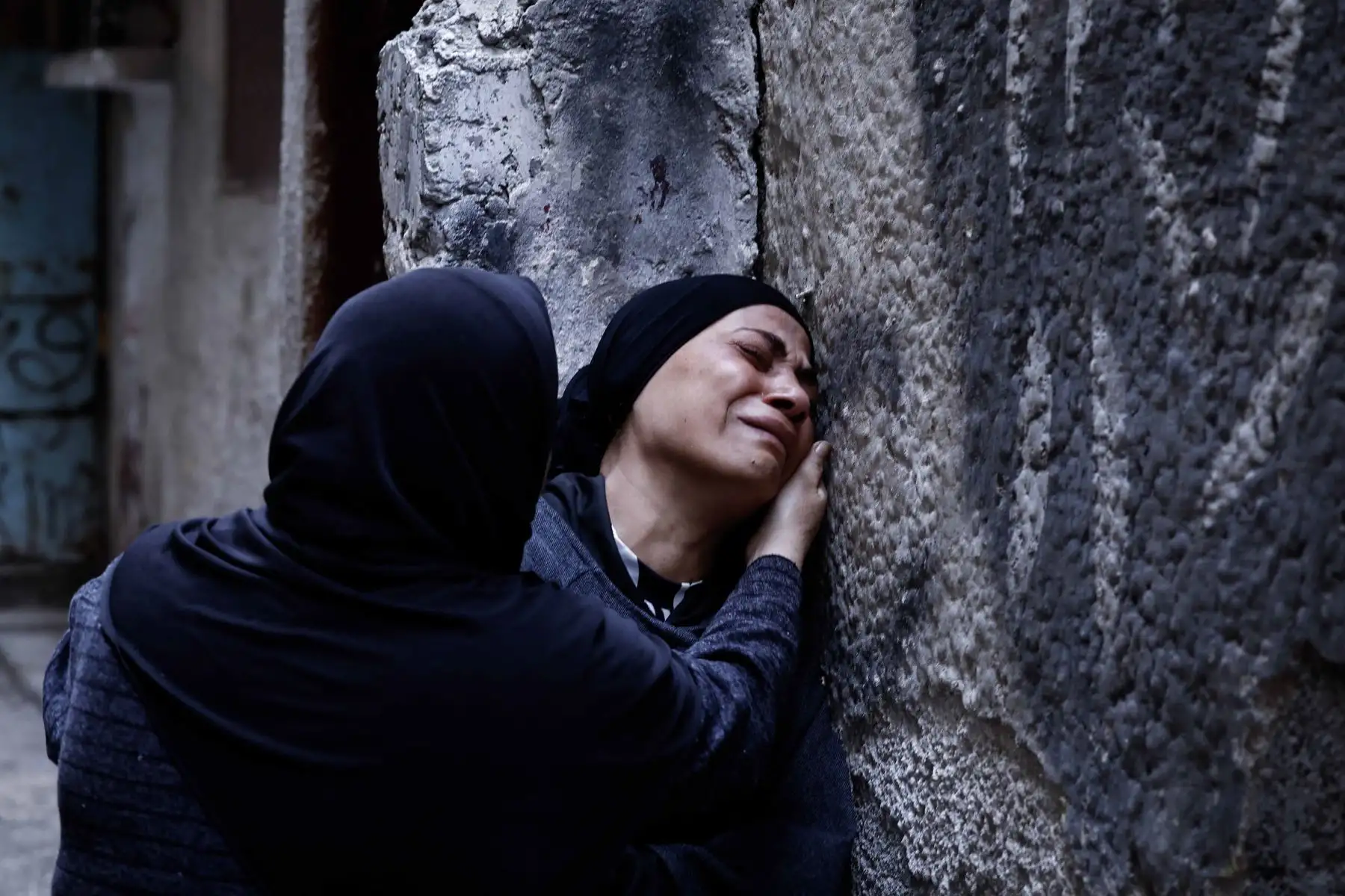 Familiares lloran durante el funeral del palestino Hussein Abu Jaasa, de 52 años, que murió en un ataque israelí en el campo de refugiados de Balata, en Nablus. Foto: AFP