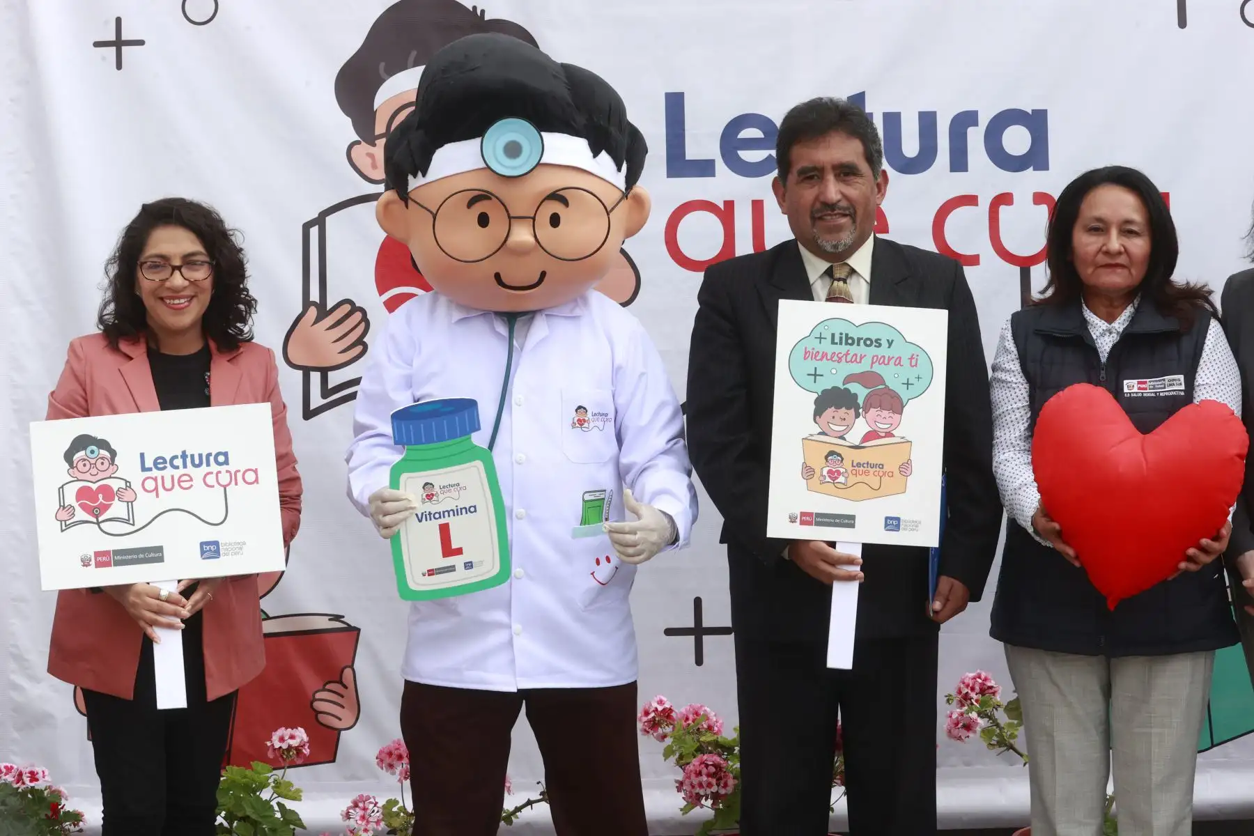 “Lectura que cura” tiene por finalidad promover el acceso al libro y a la lectura y ofrecer un espacio de distensión y evasión que posibilite a las personas y sus familias lidiar con el estrés de su condición física y mental.
Foto: ANDINA/Vidal Tarqui