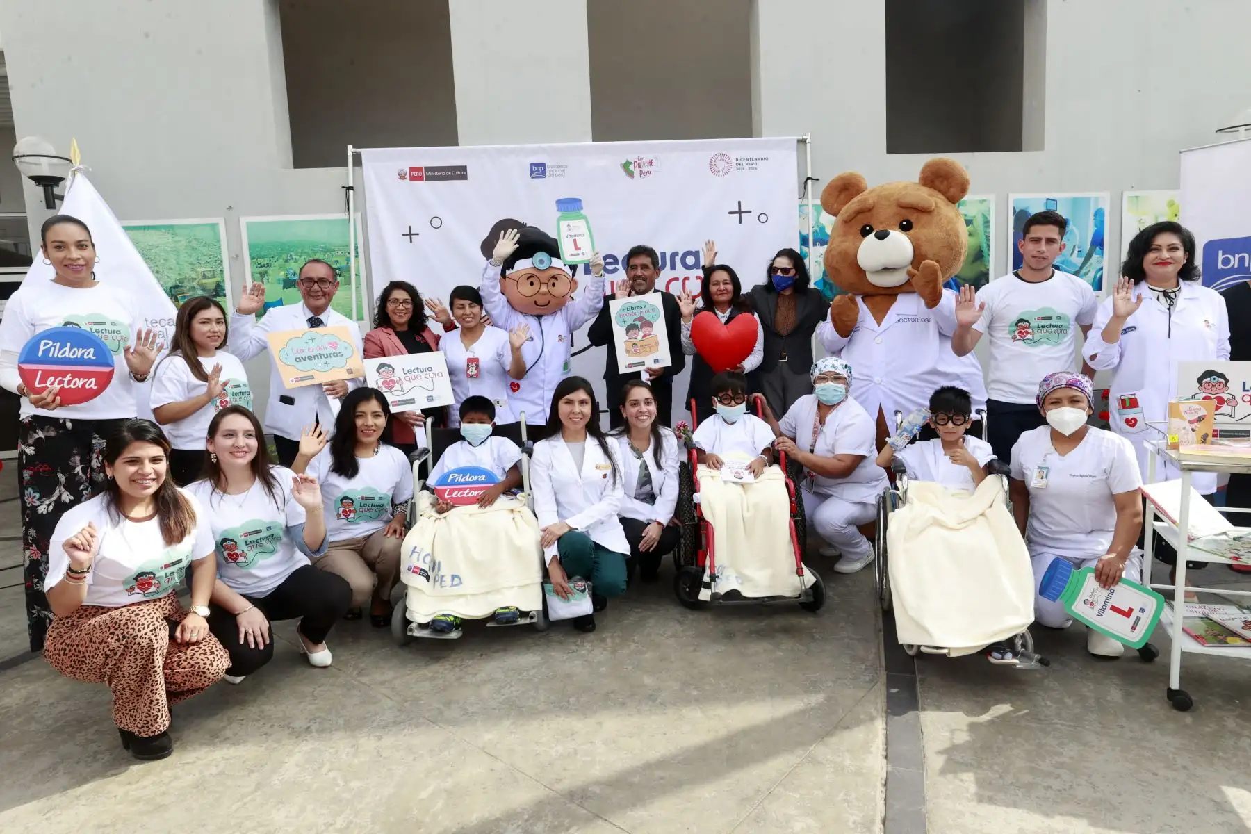“Lectura que cura” tiene por finalidad promover el acceso al libro y a la lectura y ofrecer un espacio de distensión y evasión que posibilite a las personas y sus familias lidiar con el estrés de su condición física y mental.
Foto: ANDINA/Vidal Tarqui