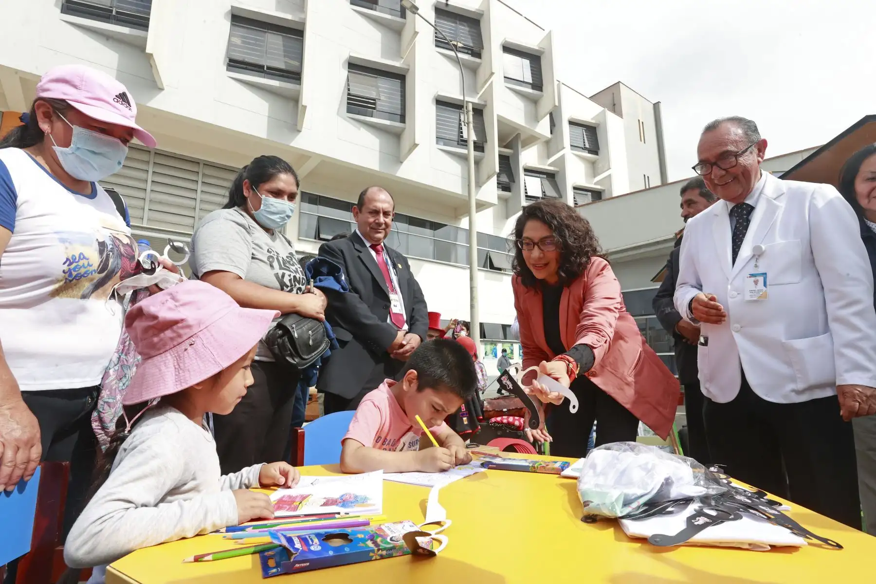 “Lectura que cura” tiene por finalidad promover el acceso al libro y a la lectura y ofrecer un espacio de distensión y evasión que posibilite a las personas y sus familias lidiar con el estrés de su condición física y mental.
Foto: ANDINA/Vidal Tarqui