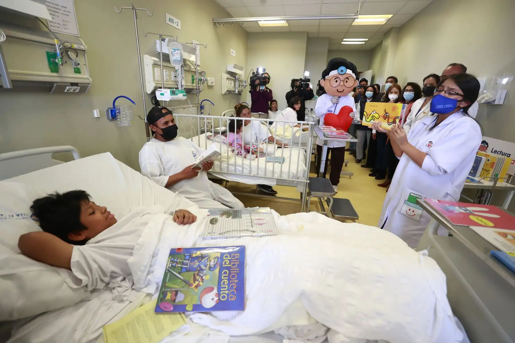 “Lectura que cura” tiene por finalidad promover el acceso al libro y a la lectura y ofrecer un espacio de distensión y evasión que posibilite a las personas y sus familias lidiar con el estrés de su condición física y mental.
Foto: ANDINA/Vidal Tarqui