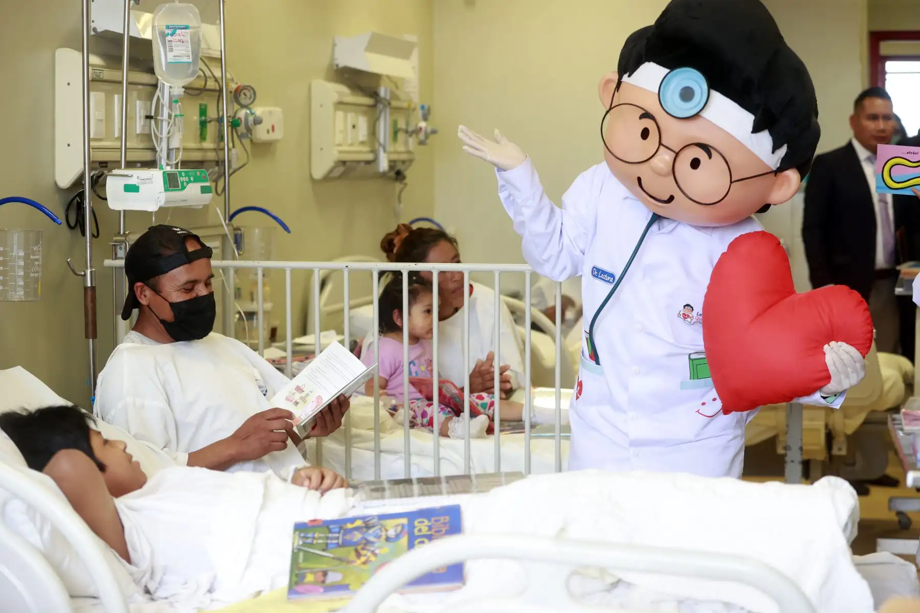 “Lectura que cura” tiene por finalidad promover el acceso al libro y a la lectura y ofrecer un espacio de distensión y evasión que posibilite a las personas y sus familias lidiar con el estrés de su condición física y mental.
Foto: ANDINA/Vidal Tarqui