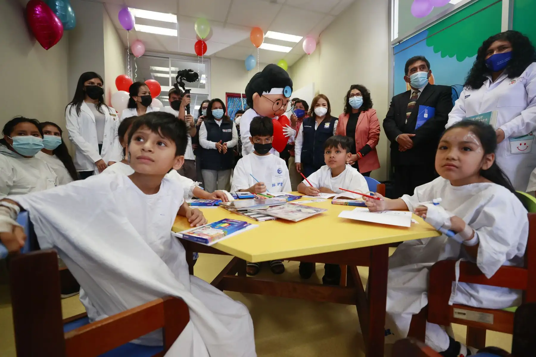 “Lectura que cura” tiene por finalidad promover el acceso al libro y a la lectura y ofrecer un
espacio de distensión y evasión que posibilite a las personas y sus familias lidiar con el estrés de su condición física y mental.
Foto: ANDINA/Vidal Tarqui