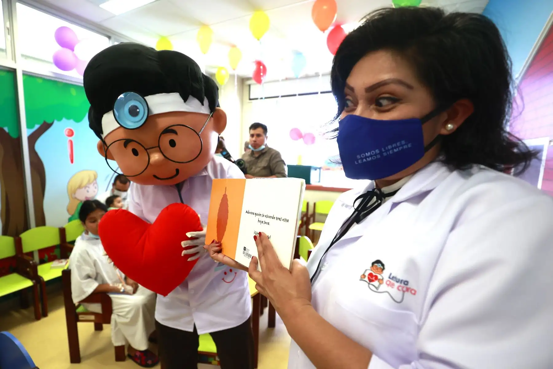 “Lectura que cura” tiene por finalidad promover el acceso al libro y a la lectura y ofrecer un
espacio de distensión y evasión que posibilite a las personas y sus familias lidiar con el.
estrés de su condición física y mental.
Foto: ANDINA/Vidal Tarqui