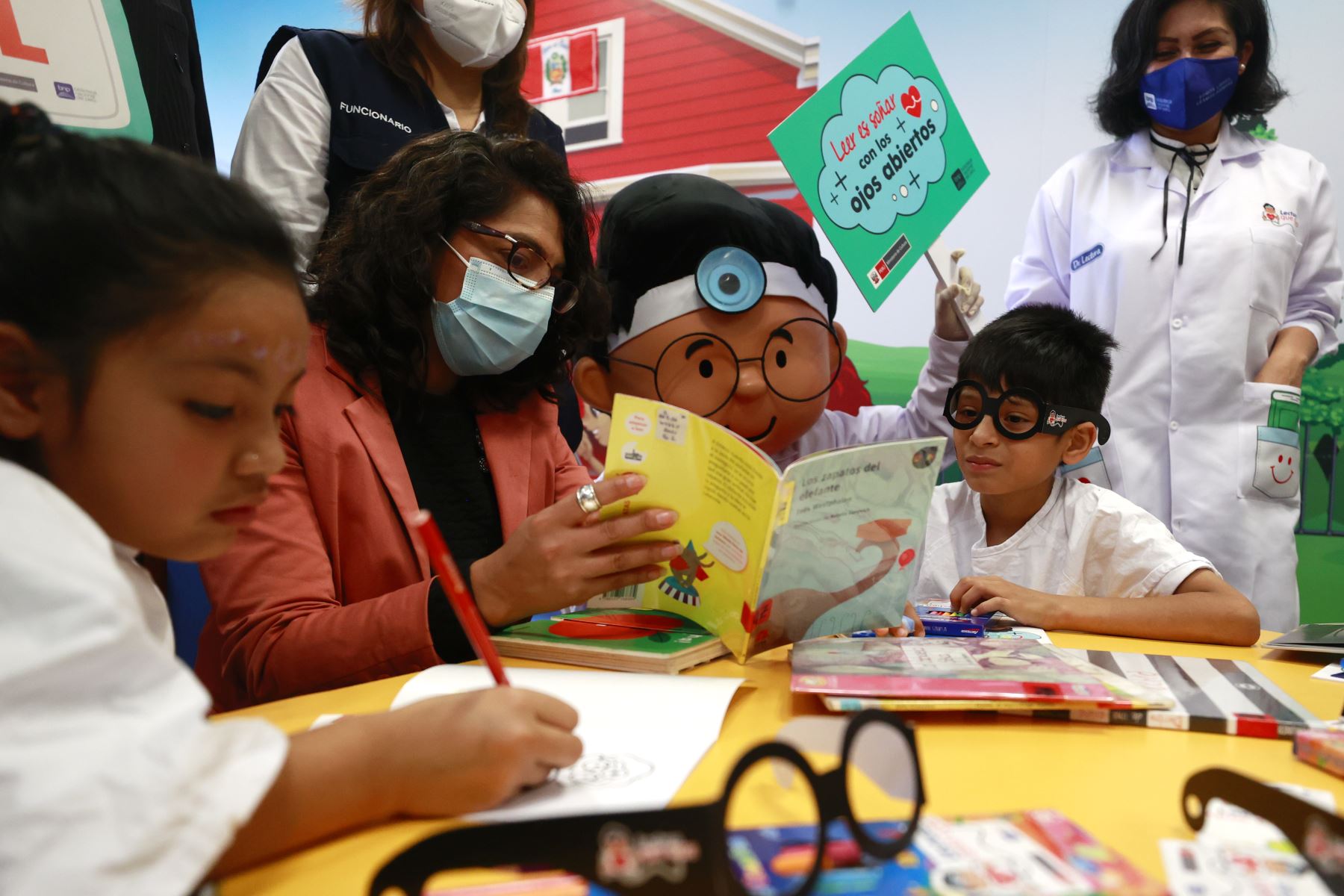 La Biblioteca Nacional del Perú y Ministerio de Cultura, inicia el lanzamiento del programa “Lectura que cura”, donde participó la ministra Leslie Urteaga Peña (Cultura), César Vásquez Sánchez (de Hospital de Emergencia de Villa el salvador) y jefe Biblioteca nacional del Perú Boris Espezúa Salmón. Foto: ANDINA/Vidal Tarqui