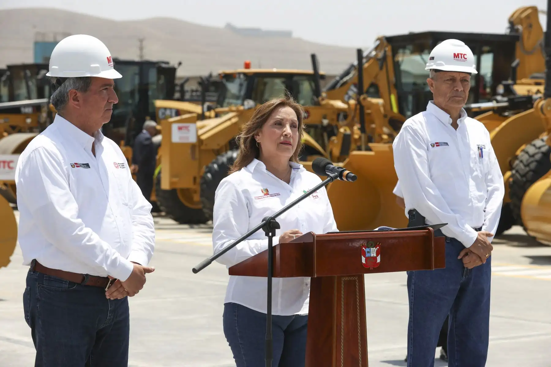 Presidenta Dina Boluarte participa en la presentación de maquinarias pesadas para la atención de las emergencias viales a nivel nacional. Foto: ANDINA/ Prensa Presidencia